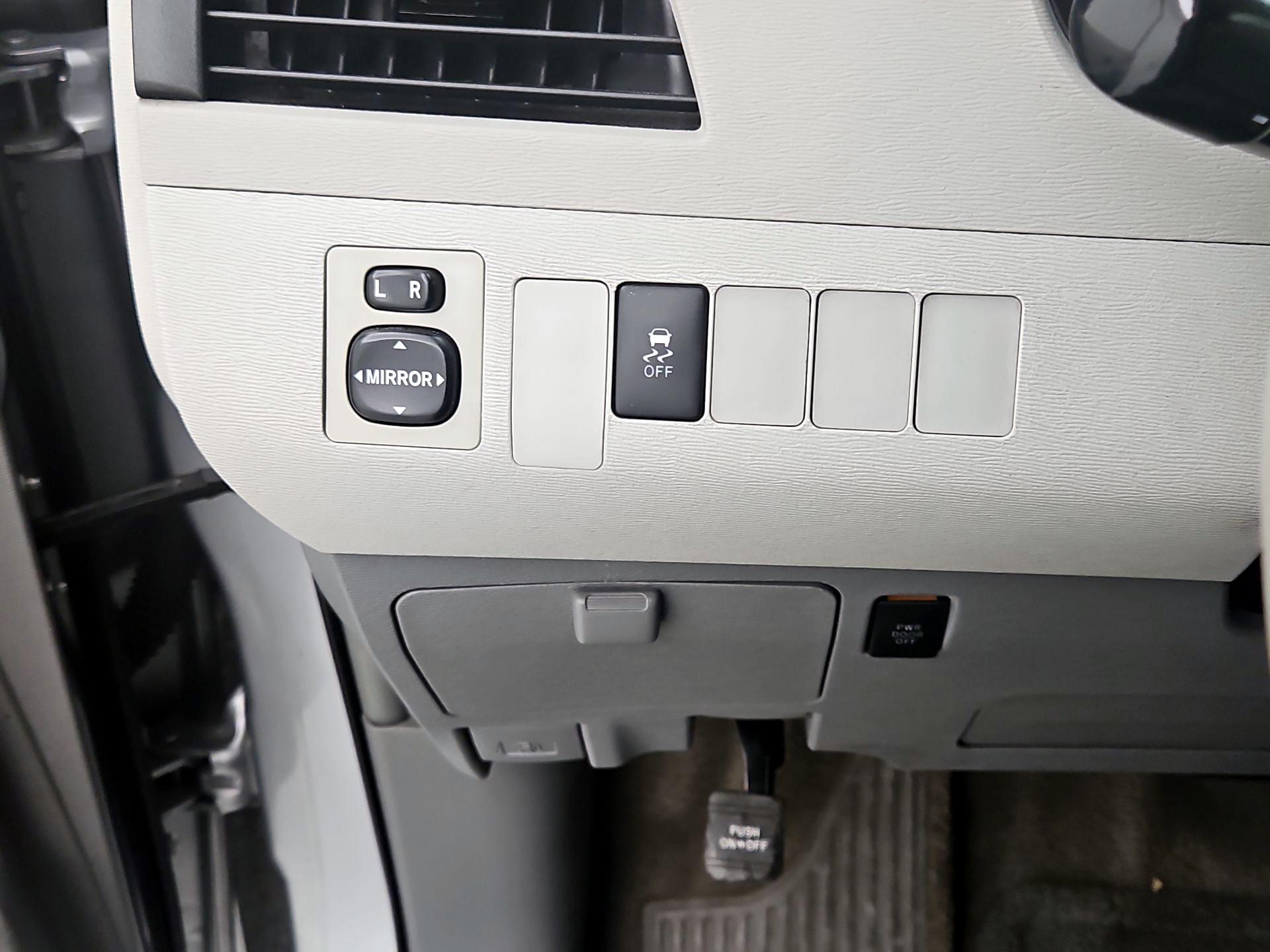 Thumbnail: 2014 Toyota Sienna - 13