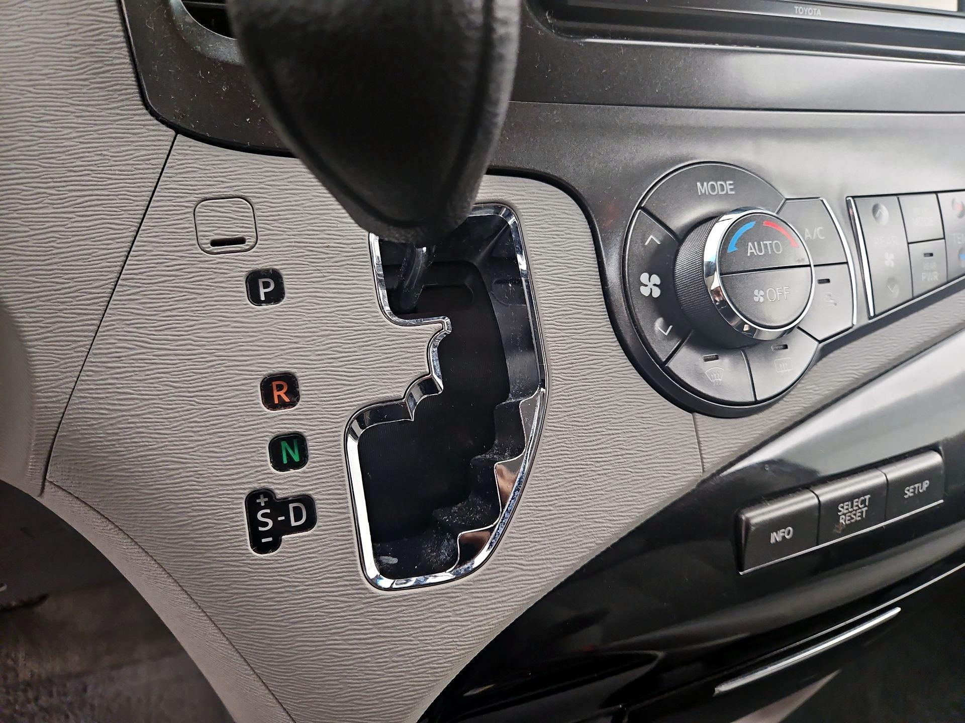 Thumbnail: 2014 Toyota Sienna - 18