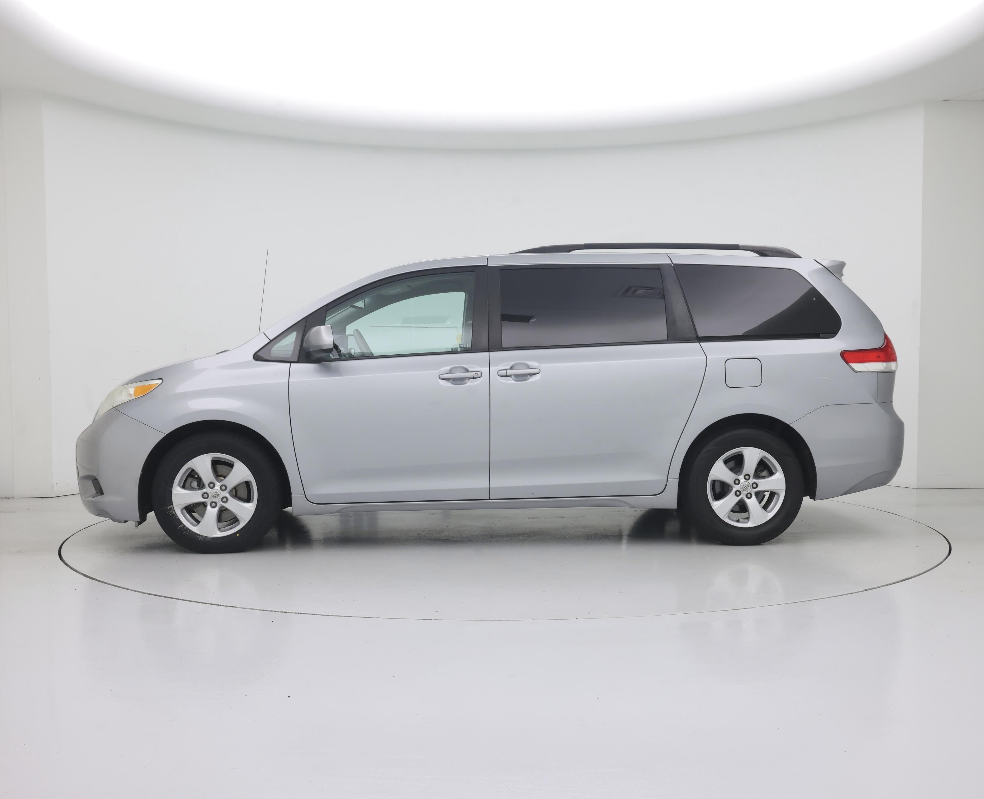 Thumbnail: 2014 Toyota Sienna - 3