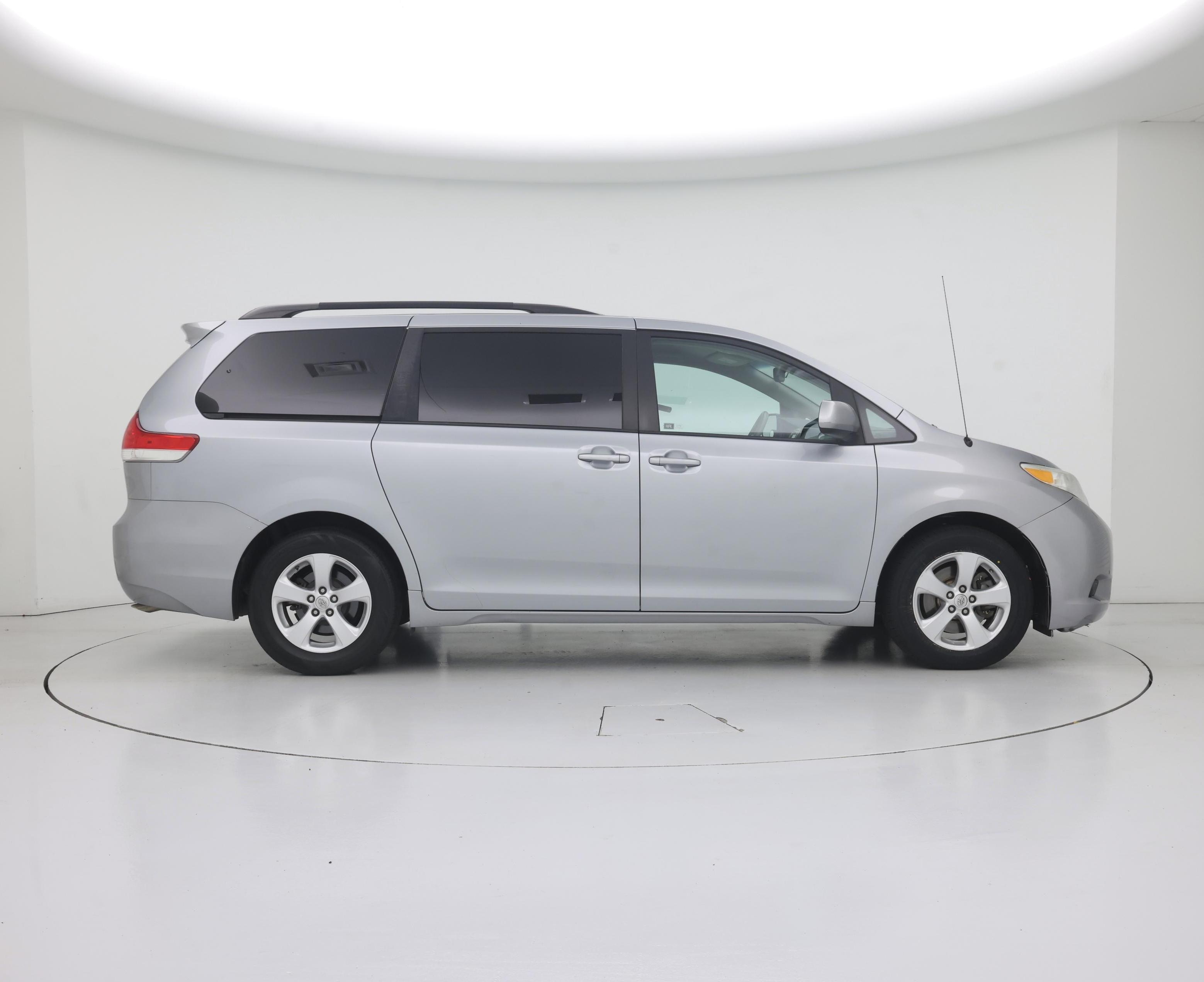 Thumbnail: 2014 Toyota Sienna - 7