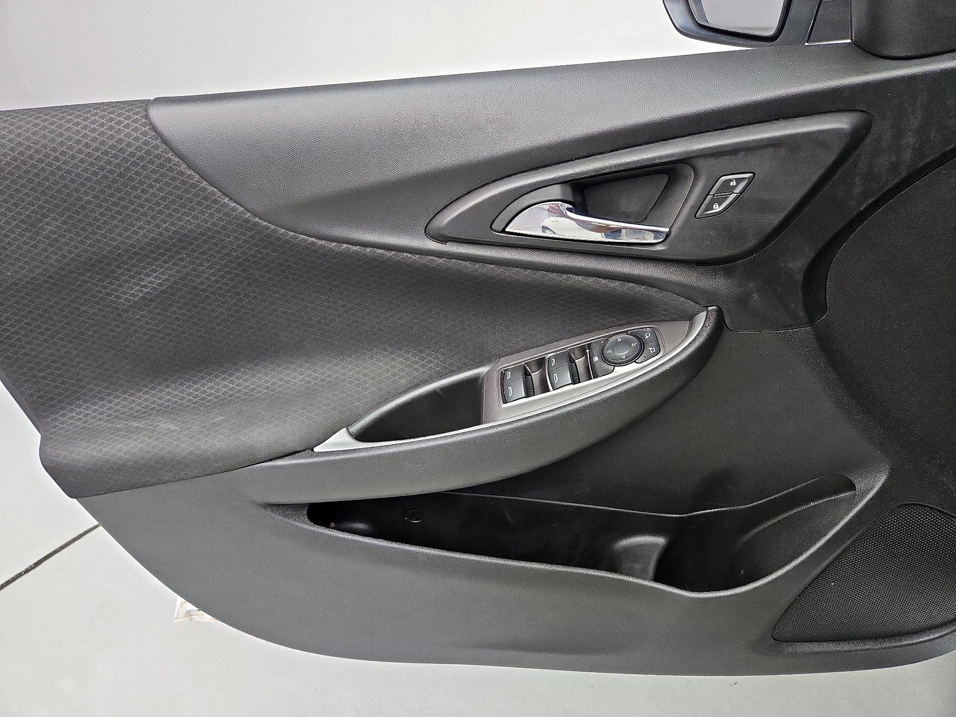 Thumbnail: 2017 Chevrolet Malibu - 12