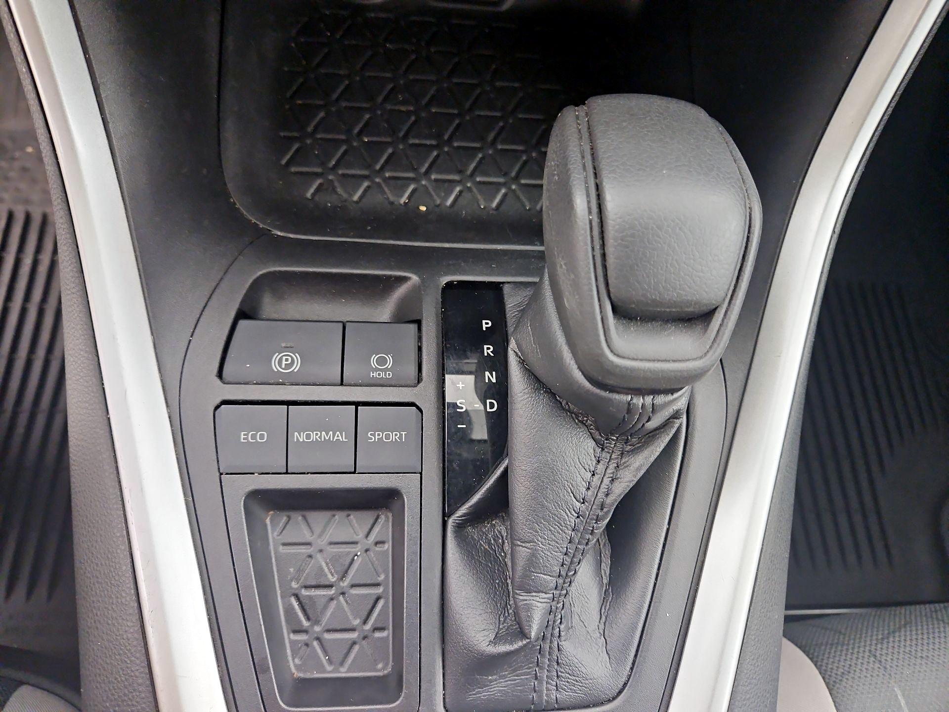 Thumbnail: 2021 Toyota RAV4 - 17