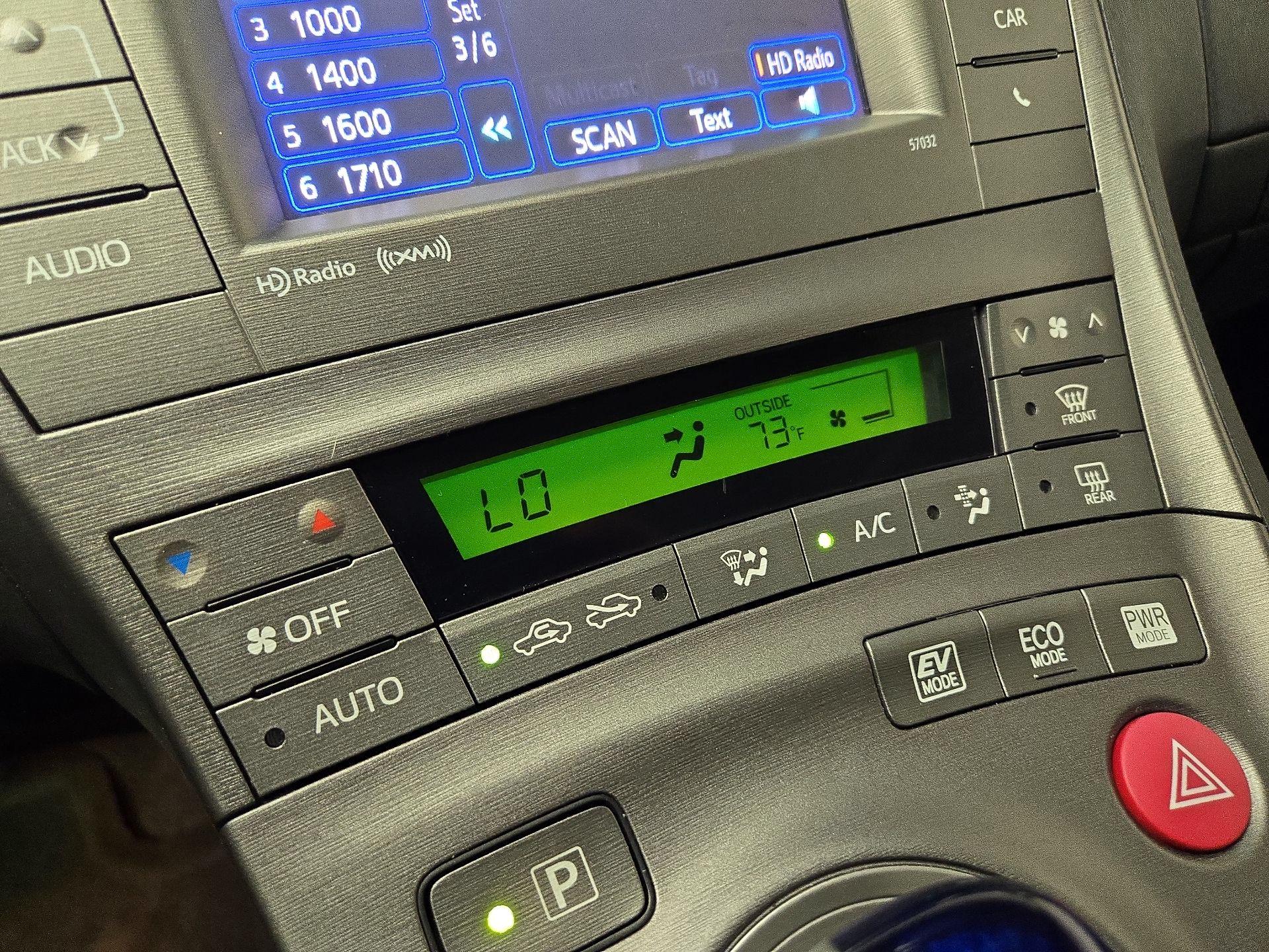 Thumbnail: 2014 Toyota Prius - 17