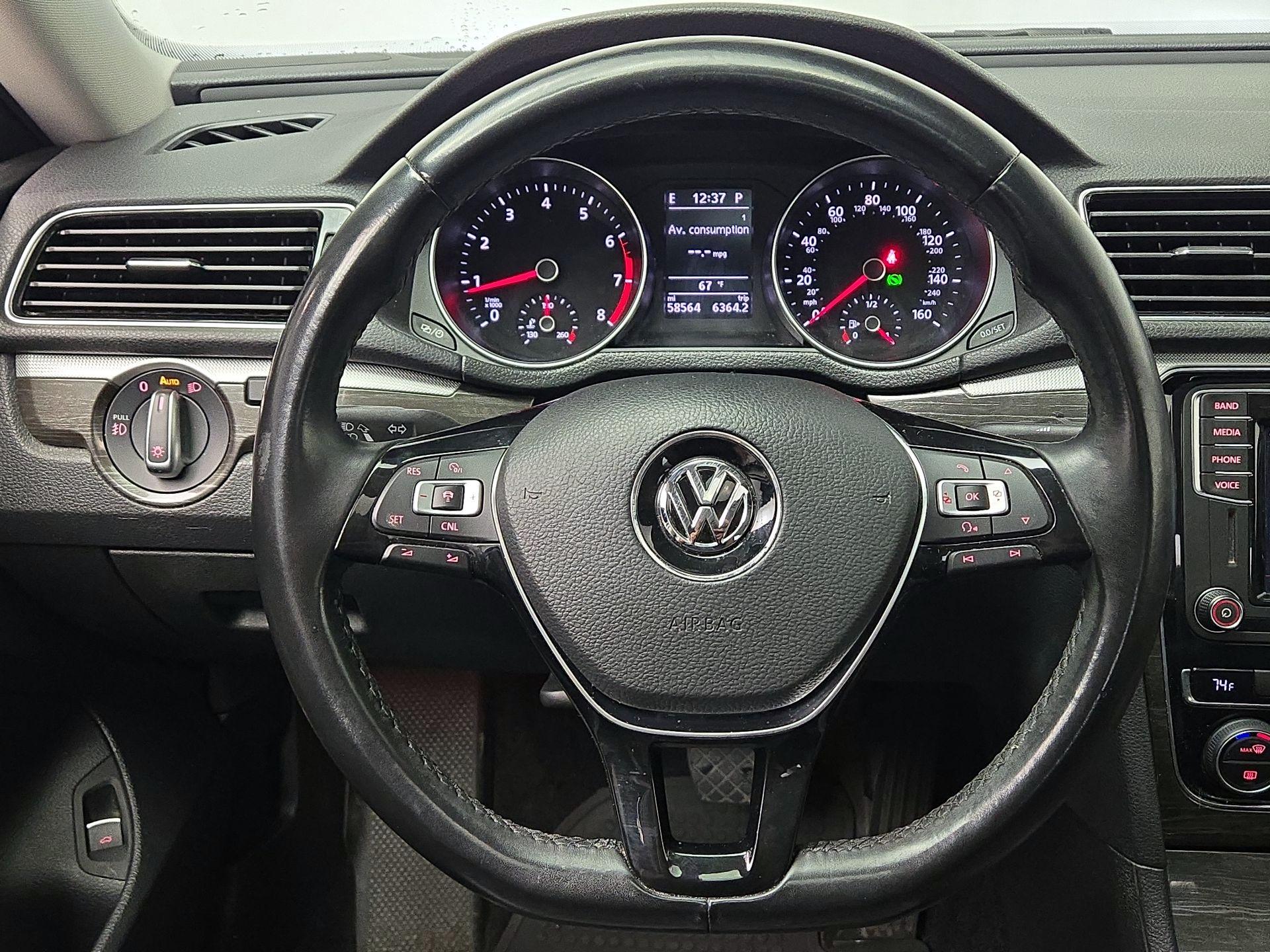 Thumbnail: 2016 Volkswagen Passat - 10