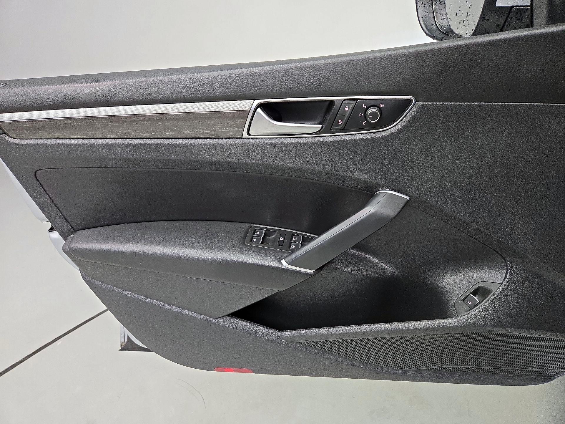 Thumbnail: 2016 Volkswagen Passat - 12