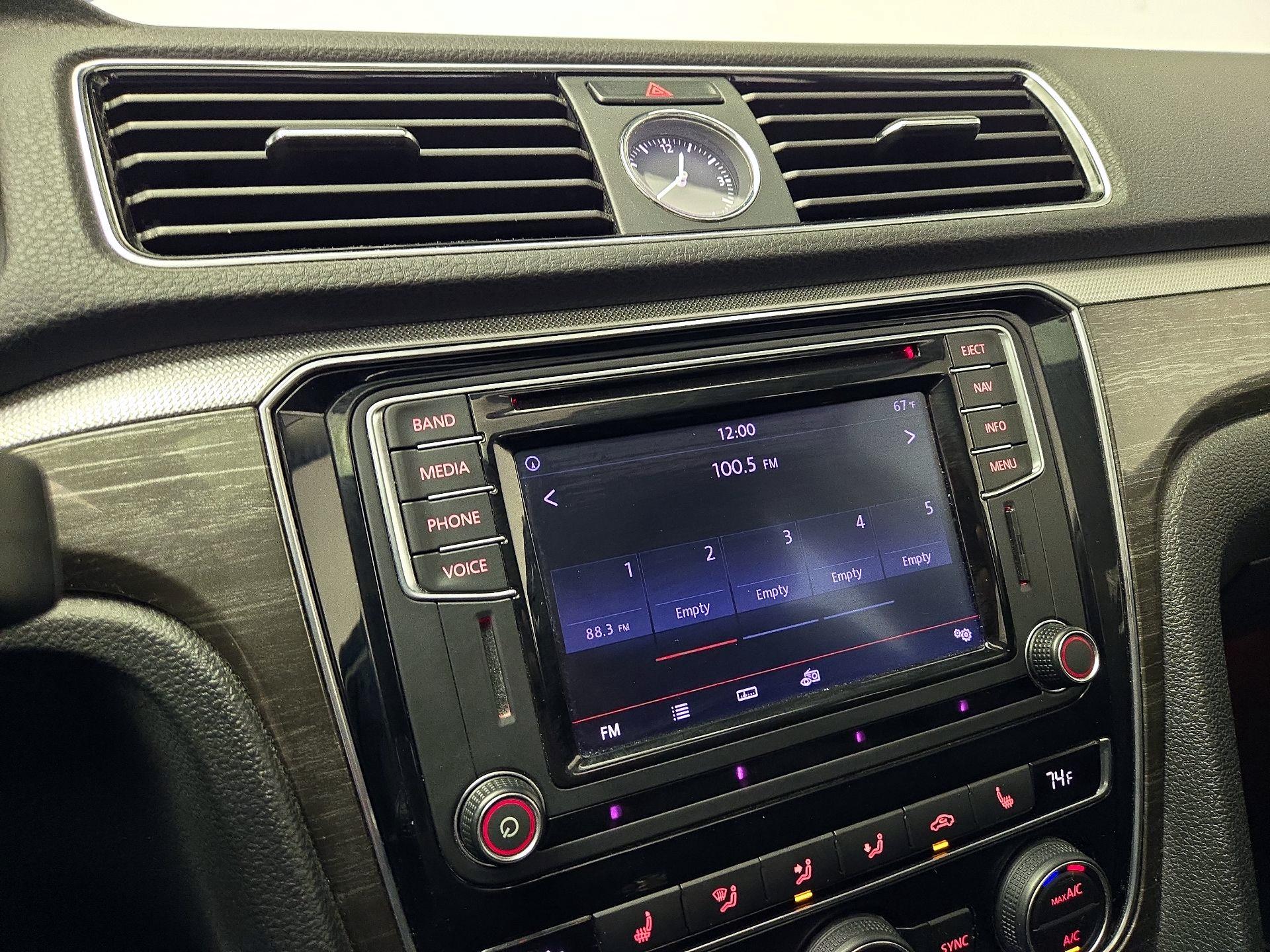 Thumbnail: 2016 Volkswagen Passat - 16