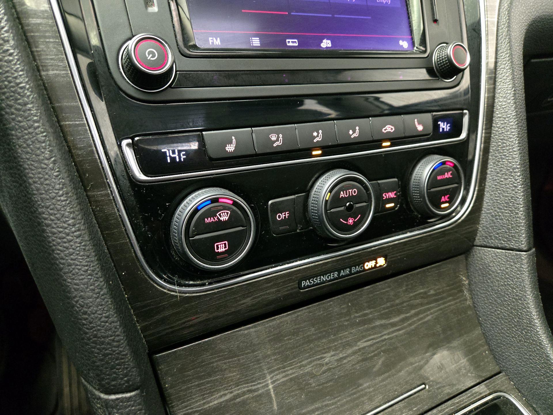 Thumbnail: 2016 Volkswagen Passat - 17