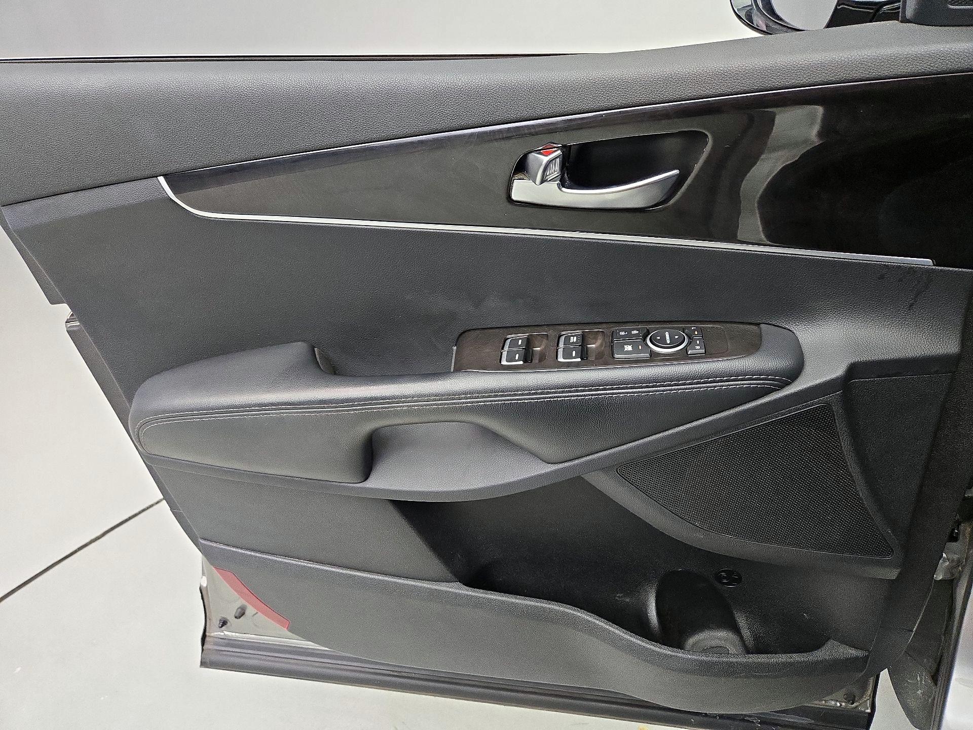 Thumbnail: 2017 Kia Sorento - 12