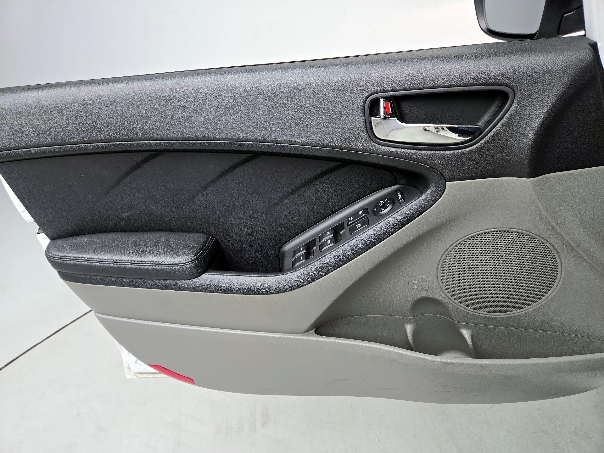 Thumbnail: 2016 Kia Forte - 12