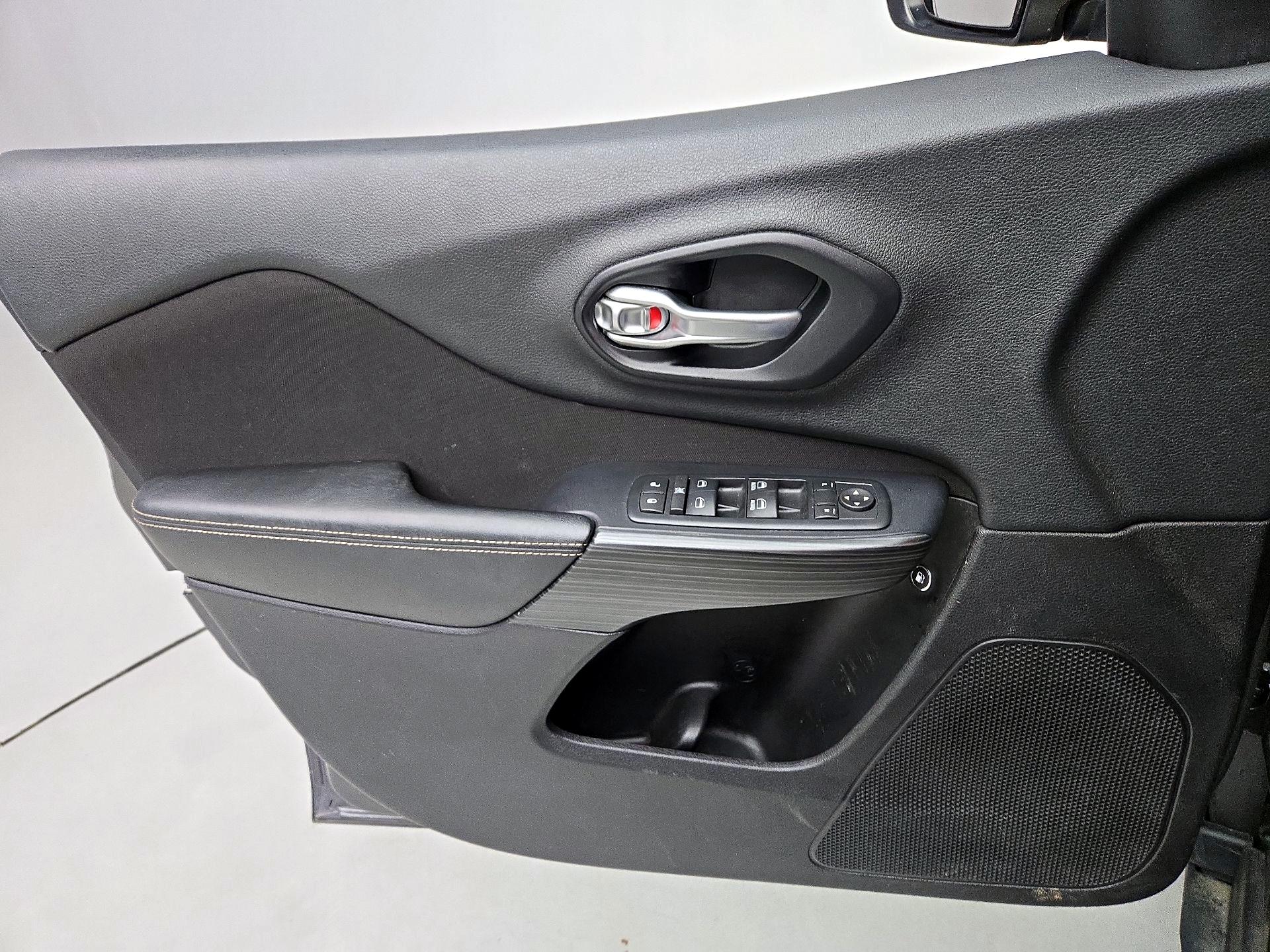 Thumbnail: 2016 Jeep Cherokee - 12