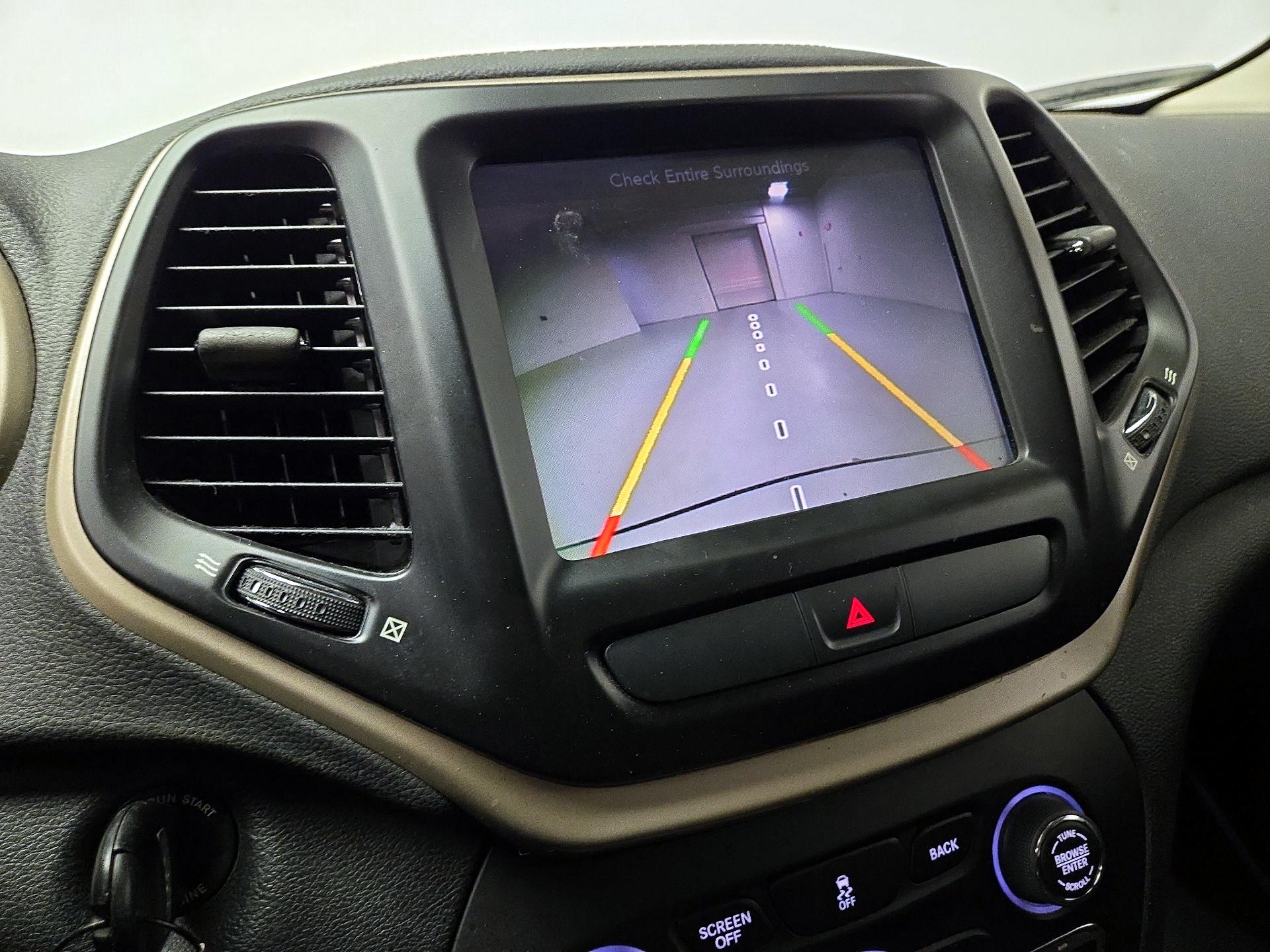 Thumbnail: 2016 Jeep Cherokee - 14