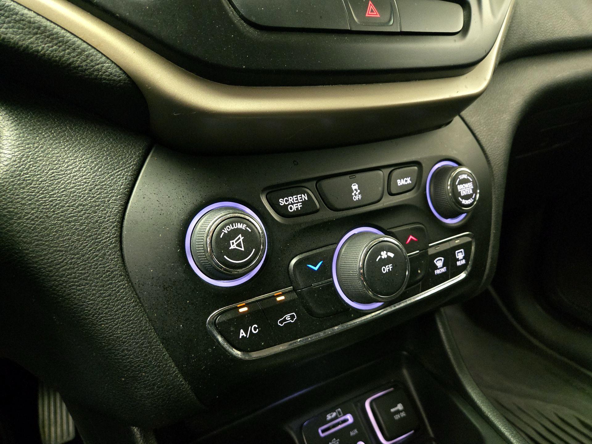 Thumbnail: 2016 Jeep Cherokee - 16