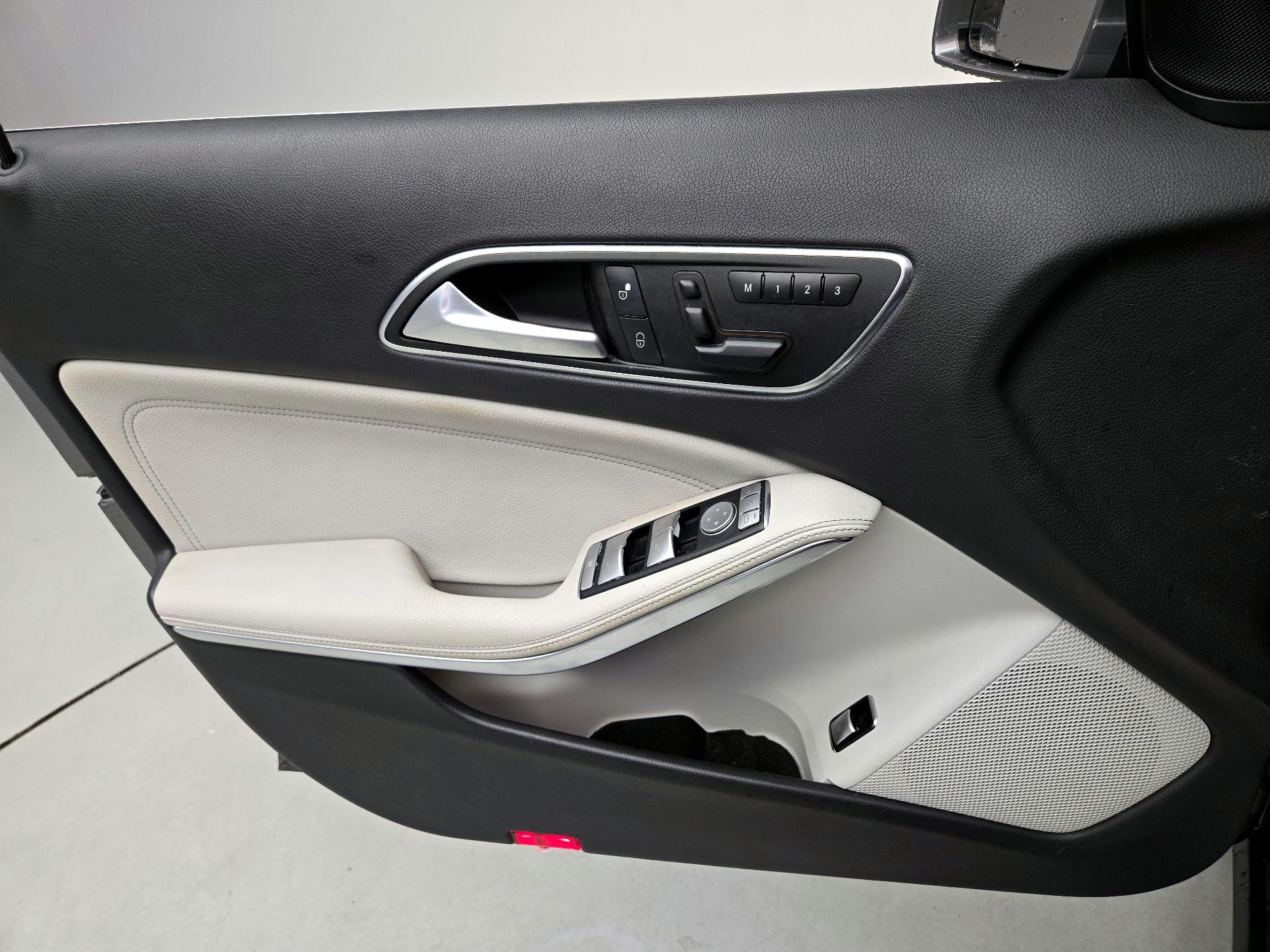 Thumbnail: 2016 Mercedes-Benz GLA - 12