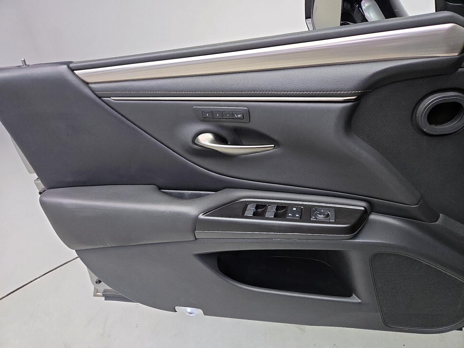 Thumbnail: 2019 Lexus ES - 12