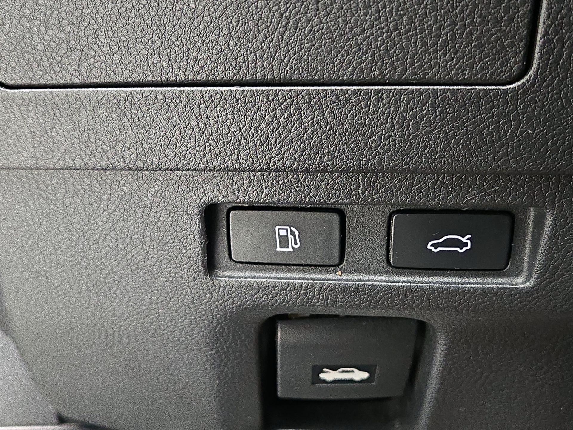 Thumbnail: 2019 Lexus ES - 13