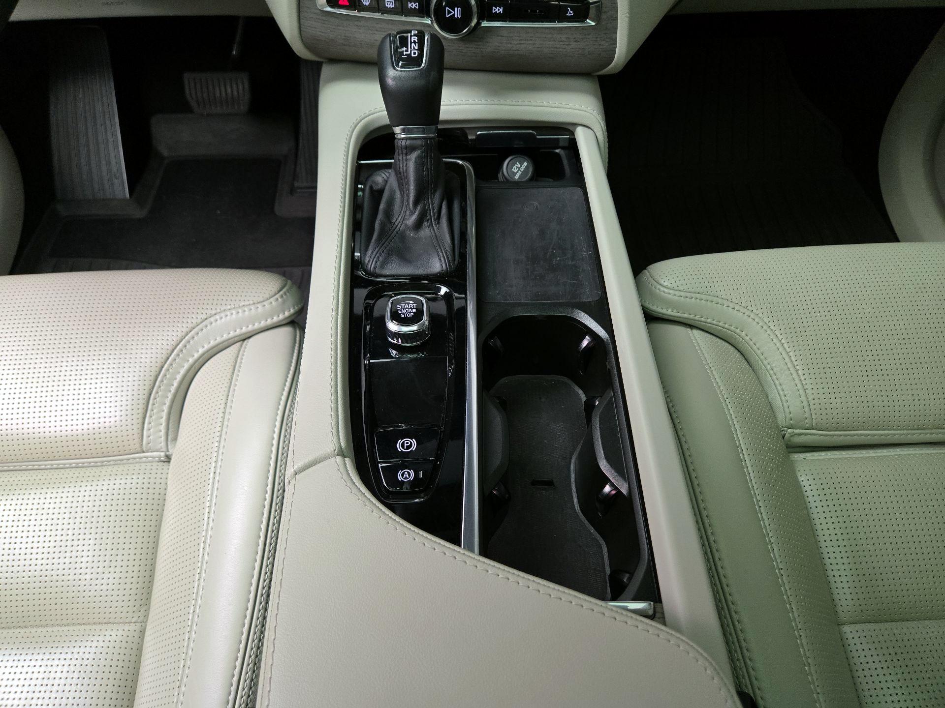 Thumbnail: 2022 Volvo XC90 - 18