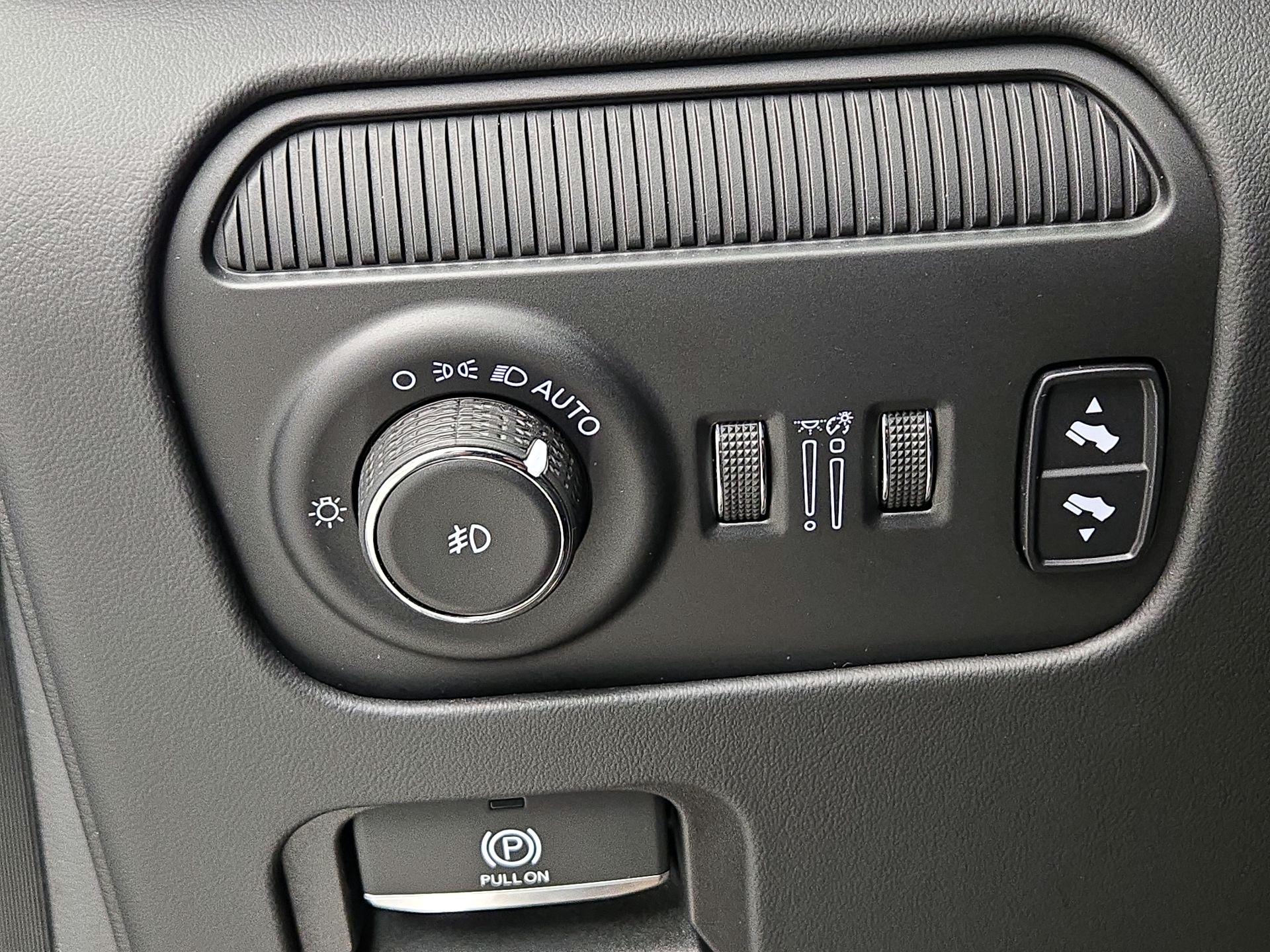 Thumbnail: 2022 Jeep Grand Wagoneer - 13