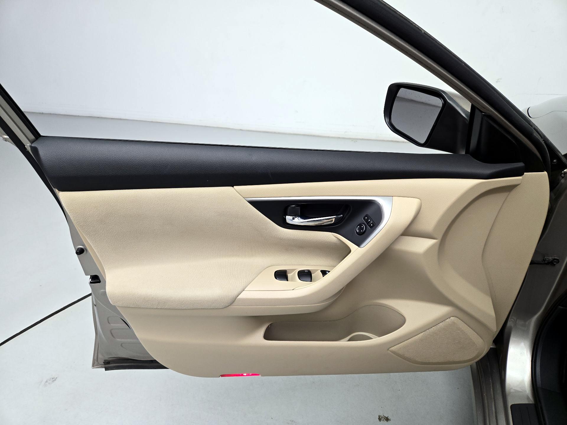 Thumbnail: 2015 Nissan Altima - 12