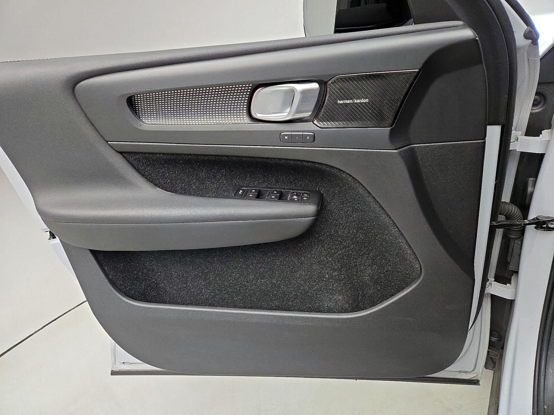 Thumbnail: 2021 Volvo XC40 - 12