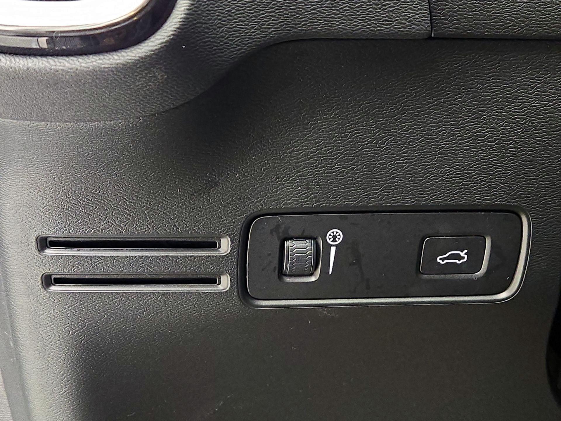 Thumbnail: 2021 Volvo XC40 - 13