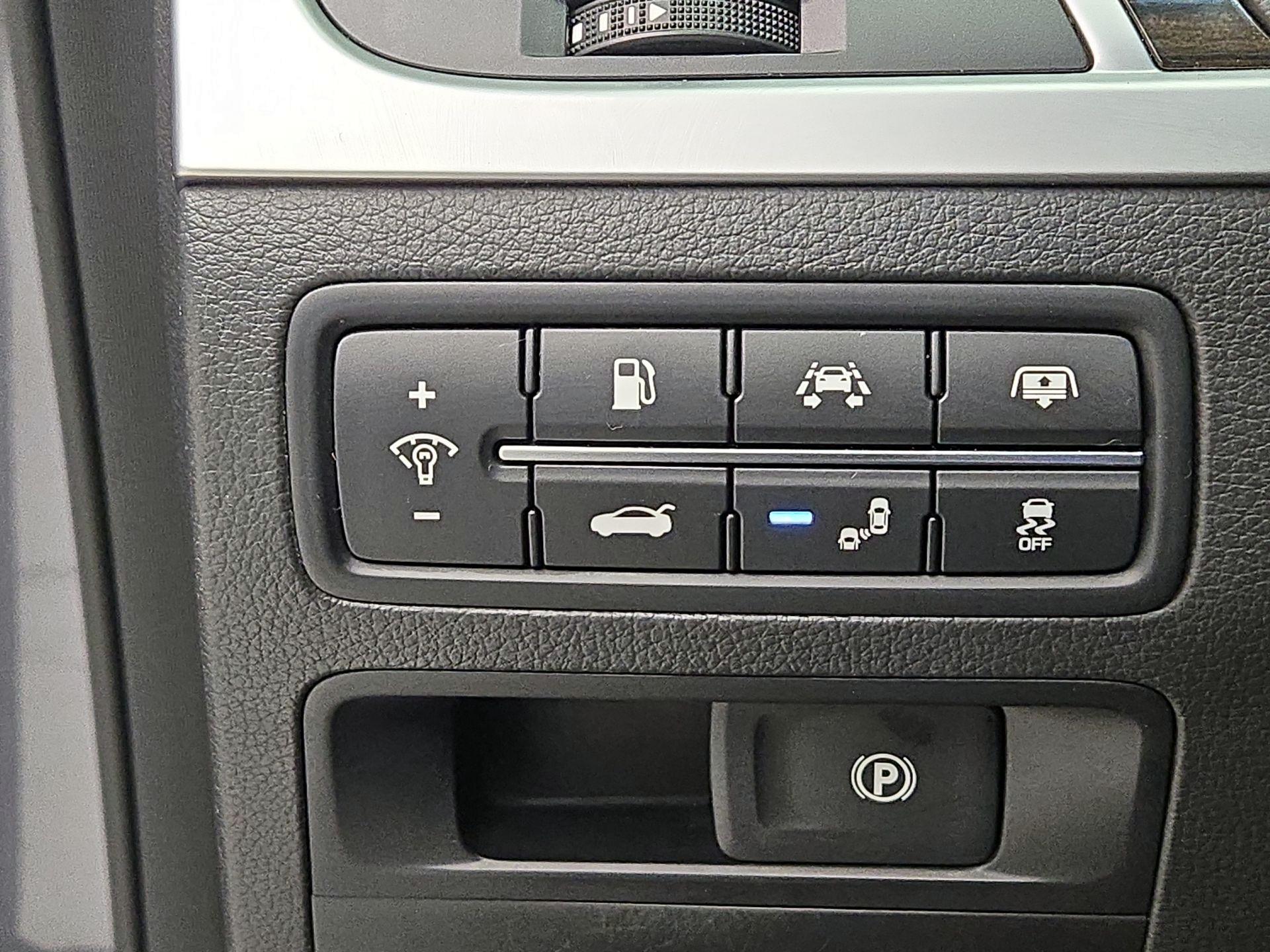 Thumbnail: 2016 Hyundai Genesis - 13