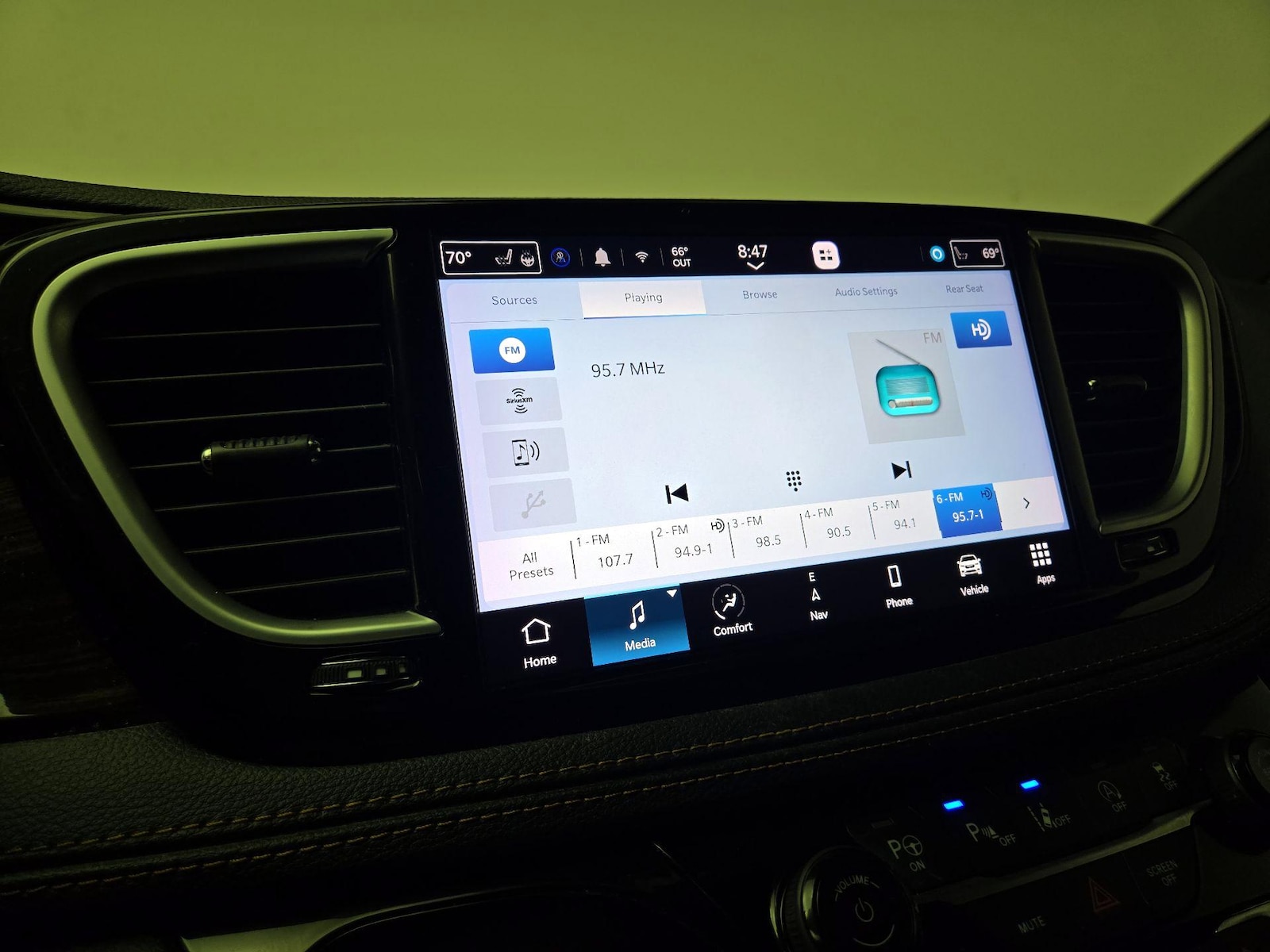 2023 Chrysler Pacifica Pinnacle - Photo 17