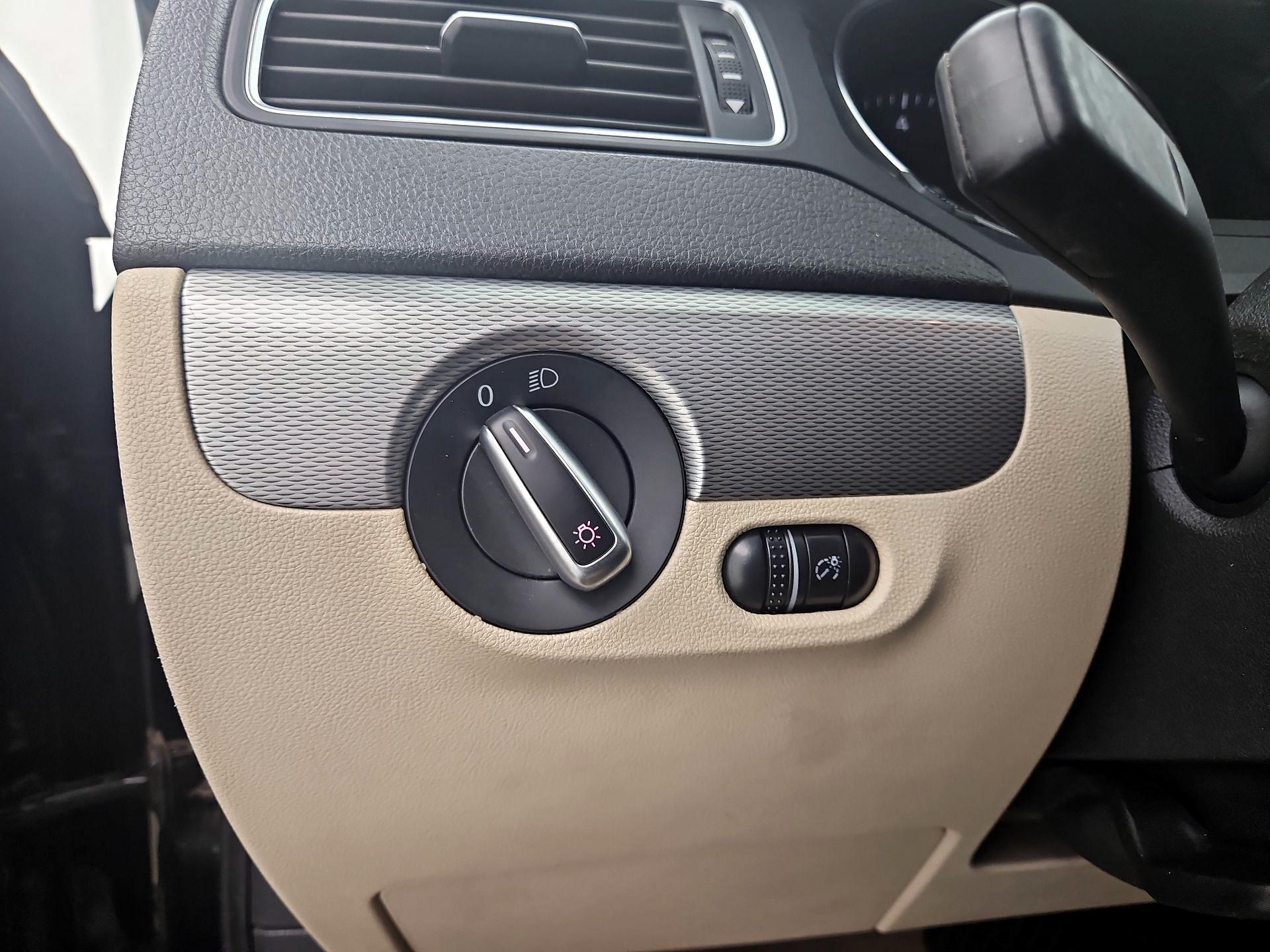 Thumbnail: 2016 Volkswagen Jetta - 13