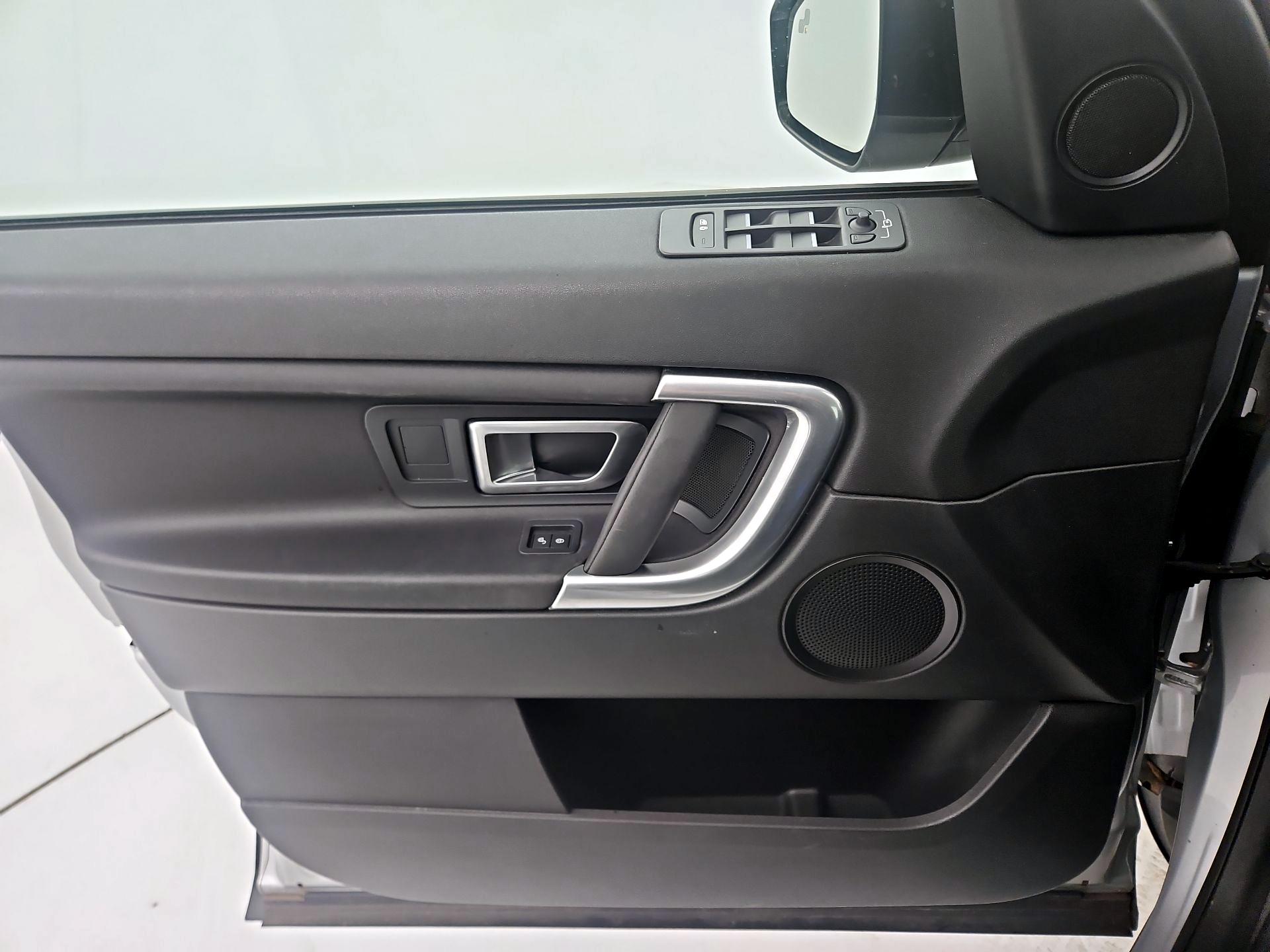 Thumbnail: 2019 Land Rover Discovery Sport - 12