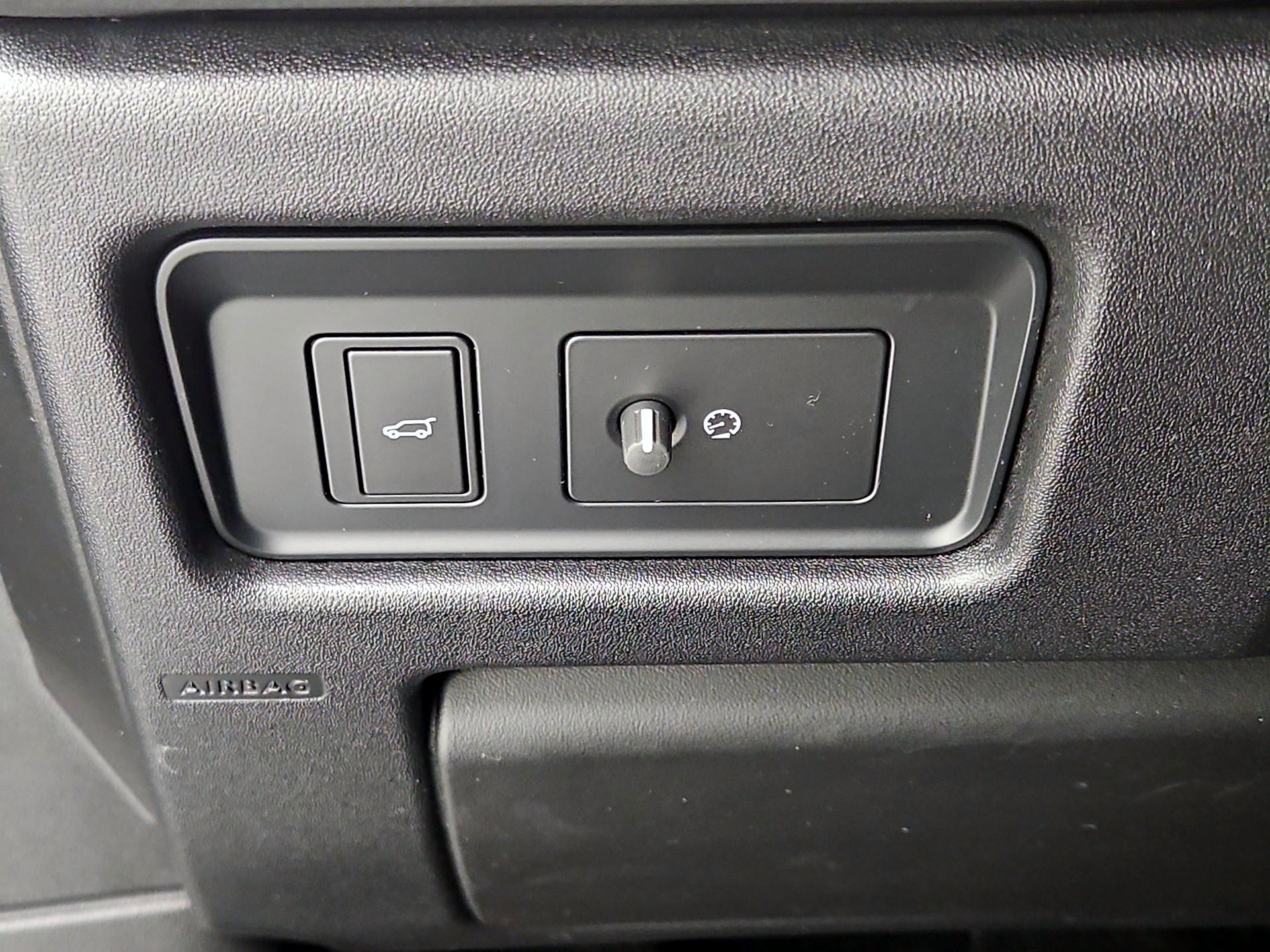 Thumbnail: 2019 Land Rover Discovery Sport - 13