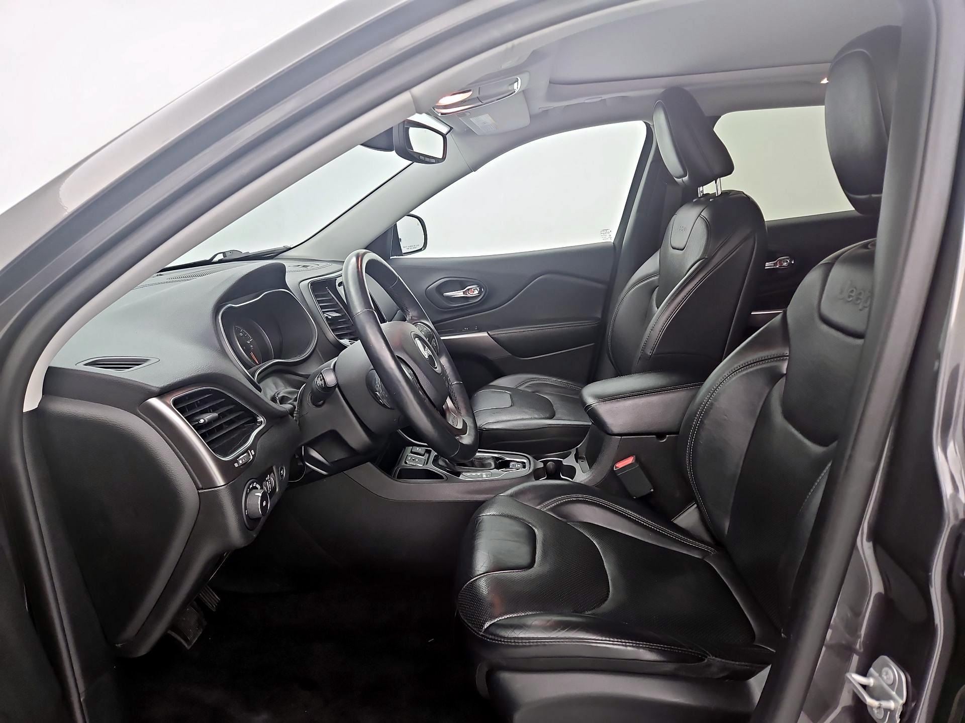 Thumbnail: 2019 Jeep Cherokee - 11