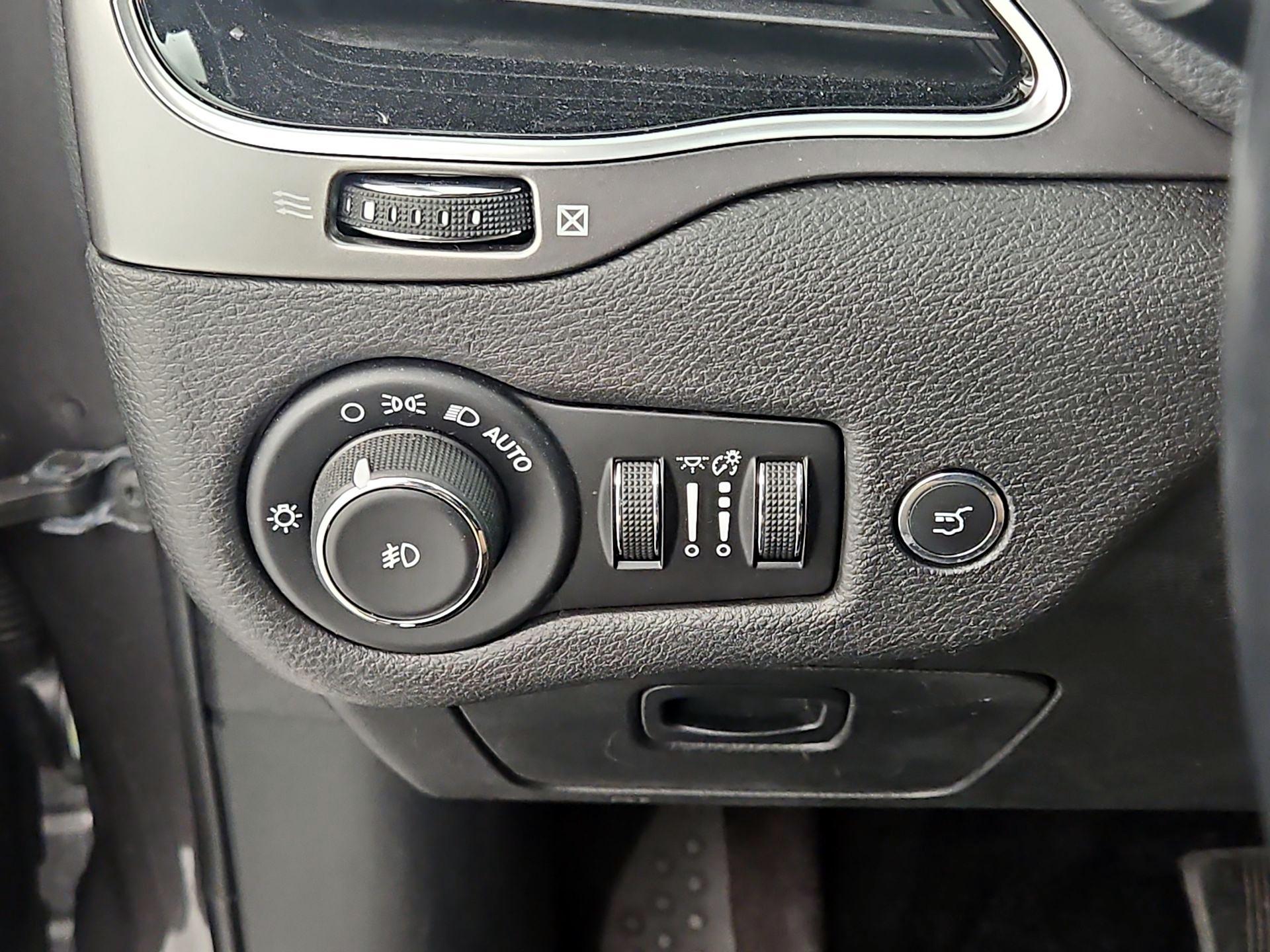 Thumbnail: 2019 Jeep Cherokee - 13