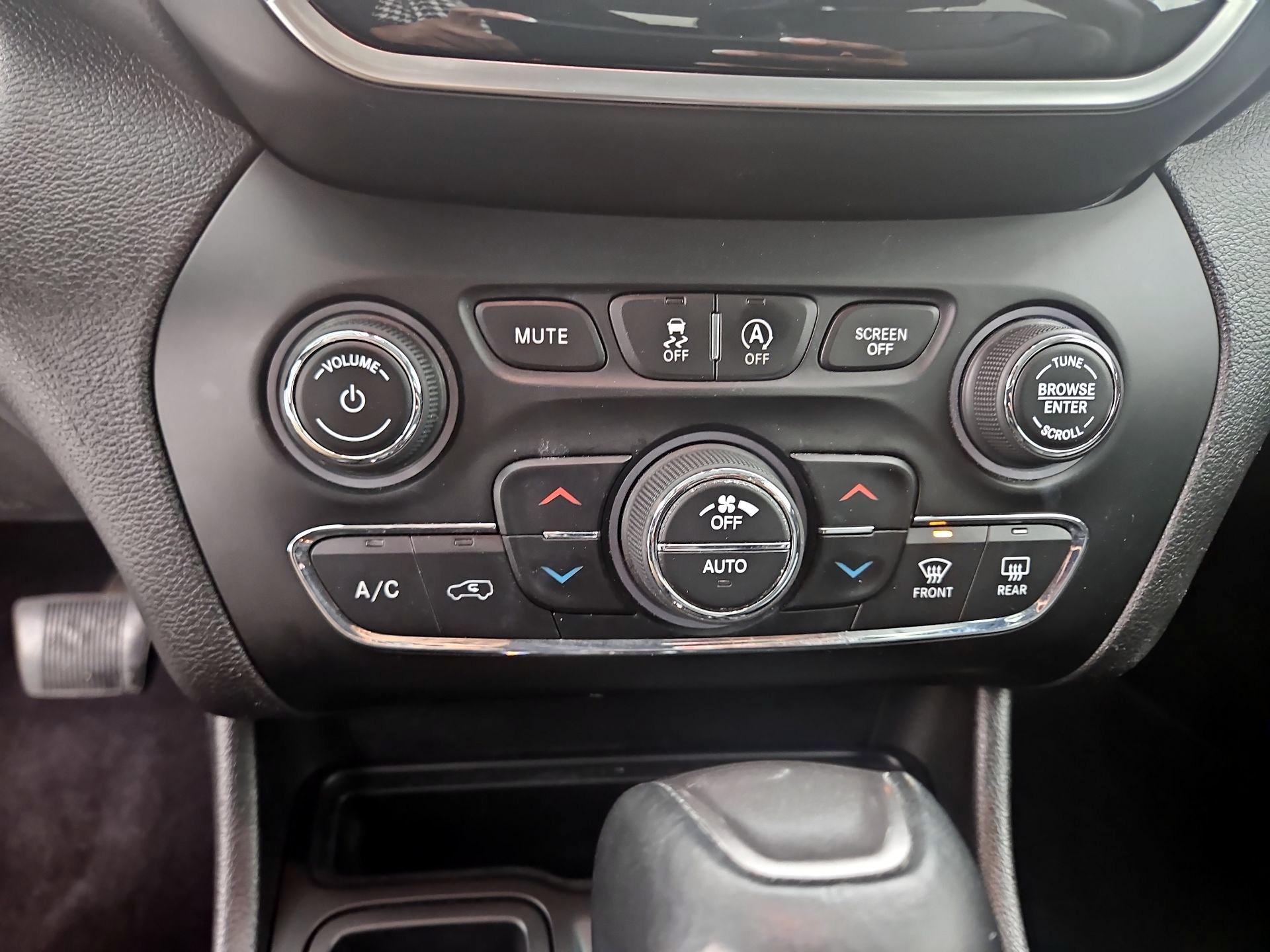 Thumbnail: 2019 Jeep Cherokee - 17