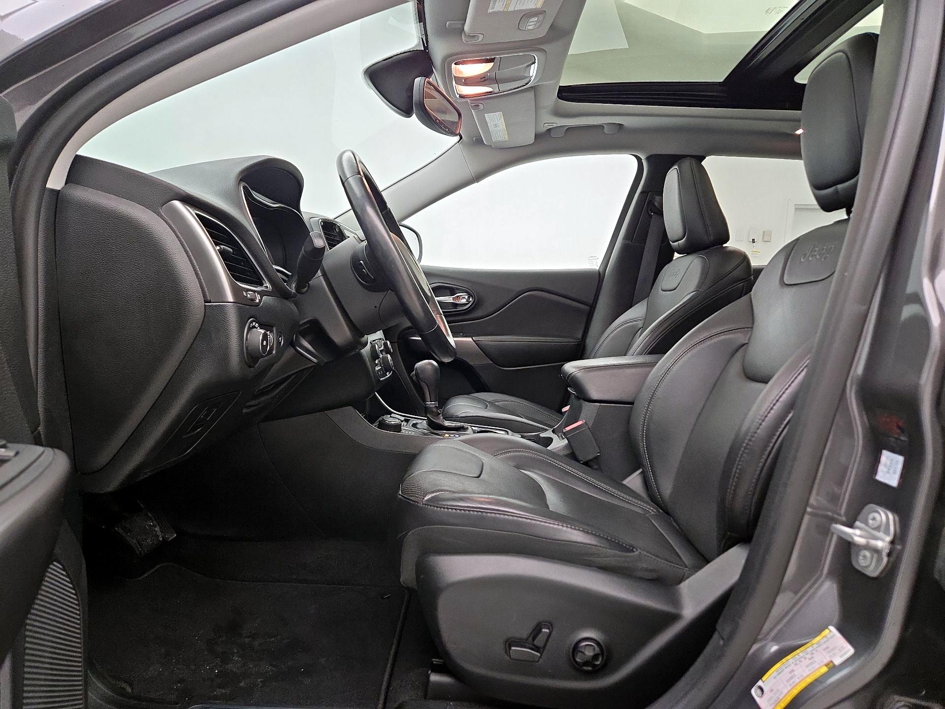 Thumbnail: 2019 Jeep Cherokee - 11