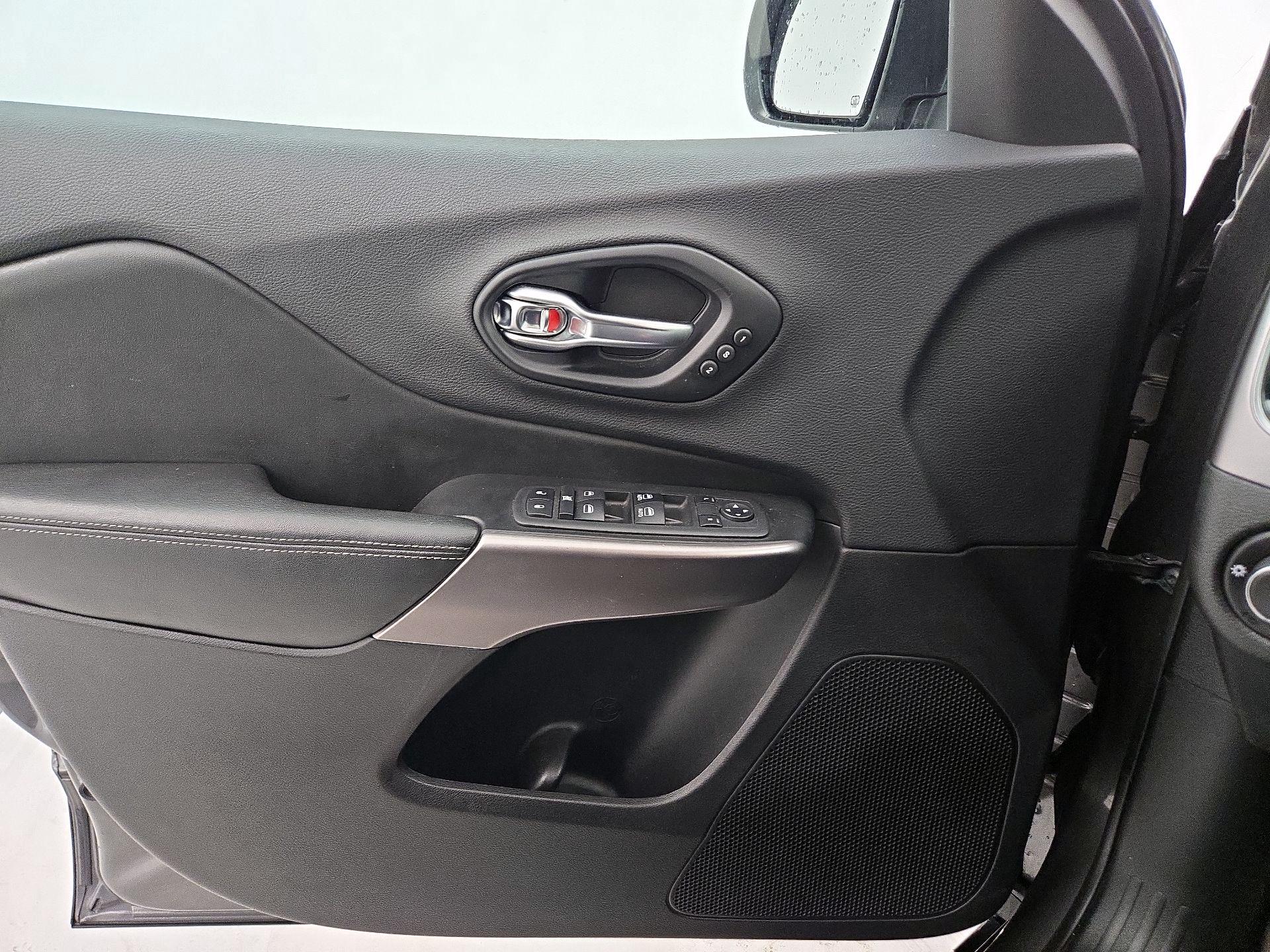 Thumbnail: 2019 Jeep Cherokee - 12