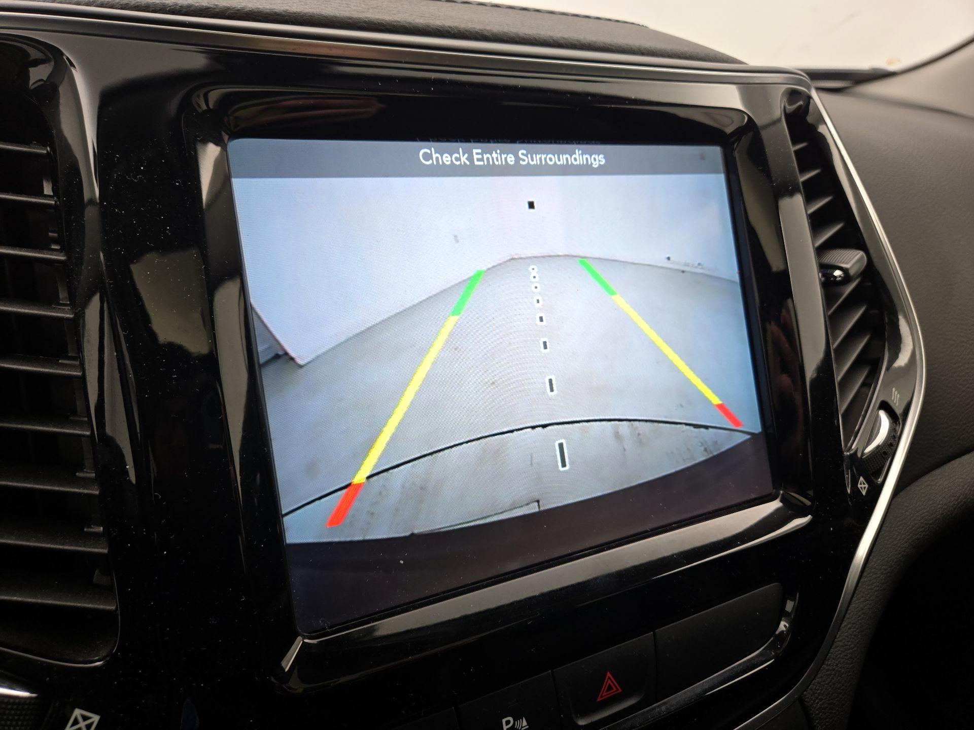 Thumbnail: 2019 Jeep Cherokee - 15