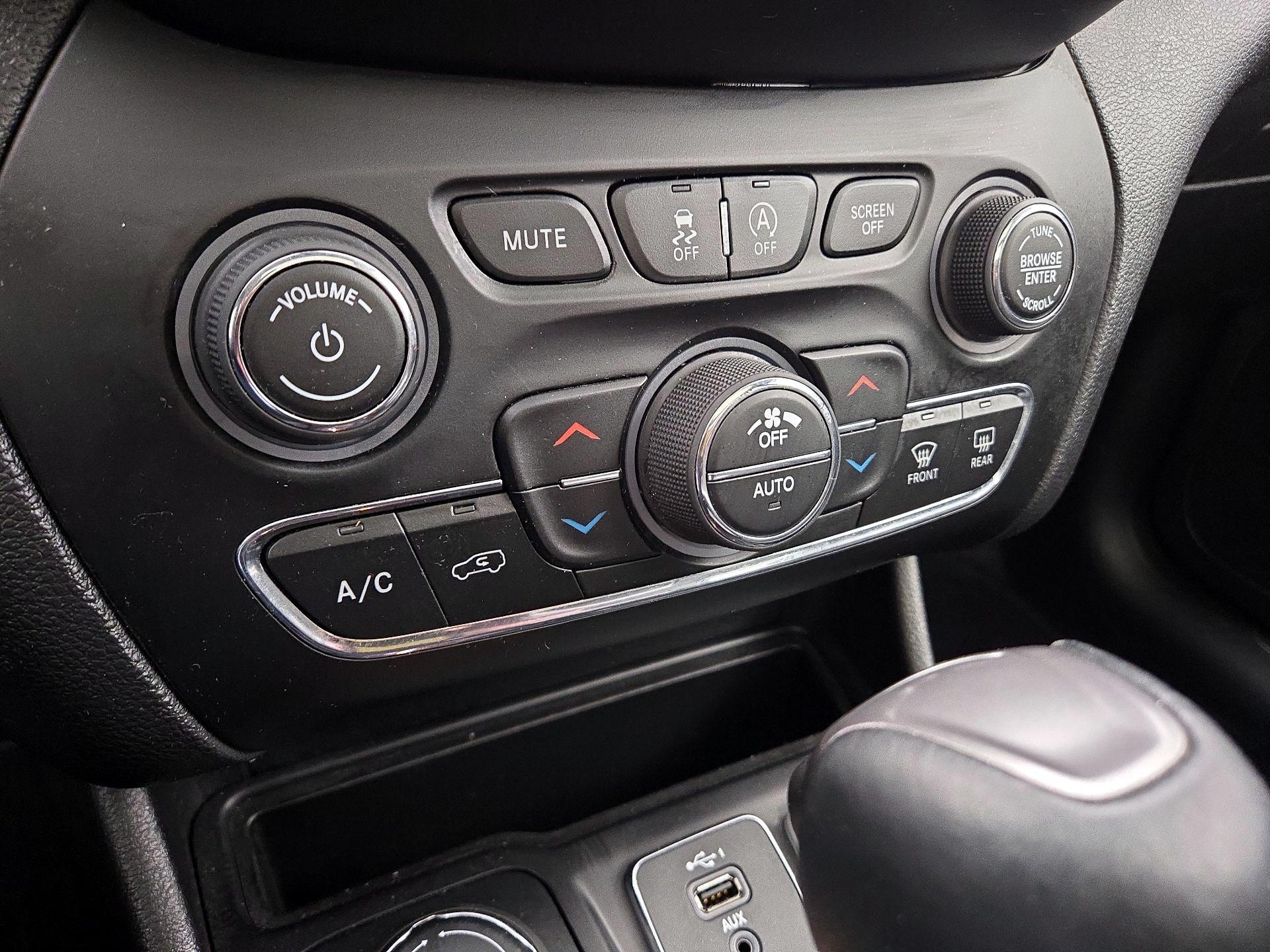 Thumbnail: 2019 Jeep Cherokee - 17