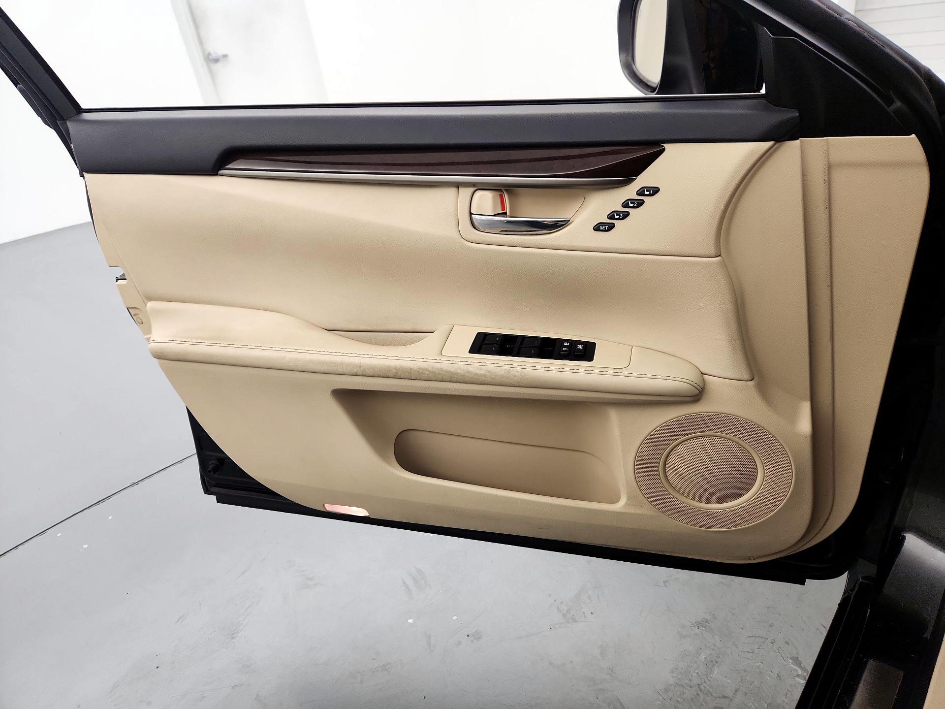 Thumbnail: 2015 Lexus ES - 12