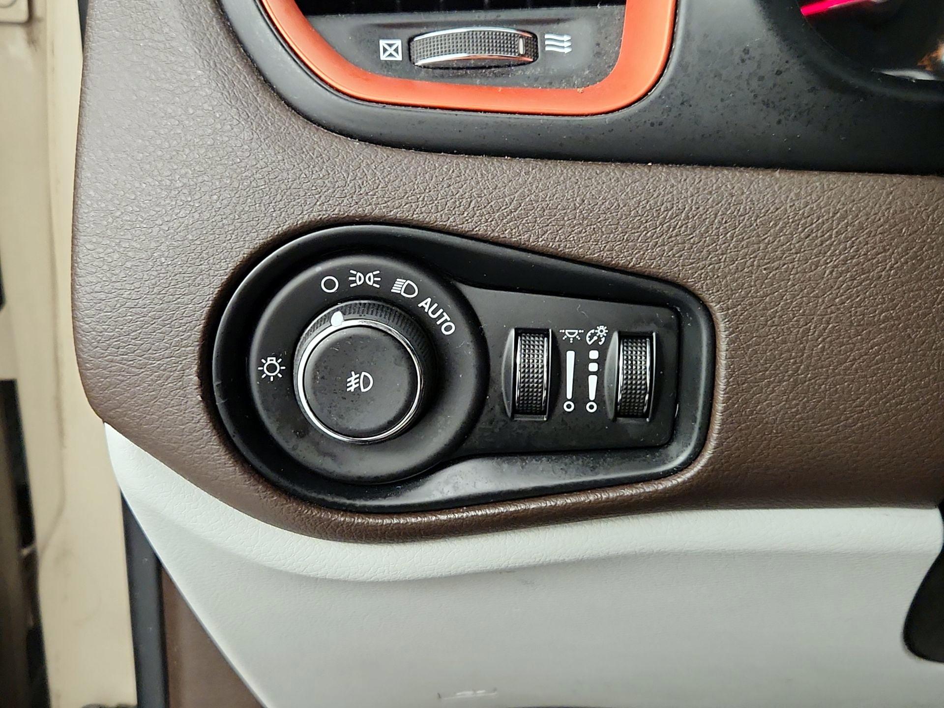 Thumbnail: 2015 Jeep Renegade - 13