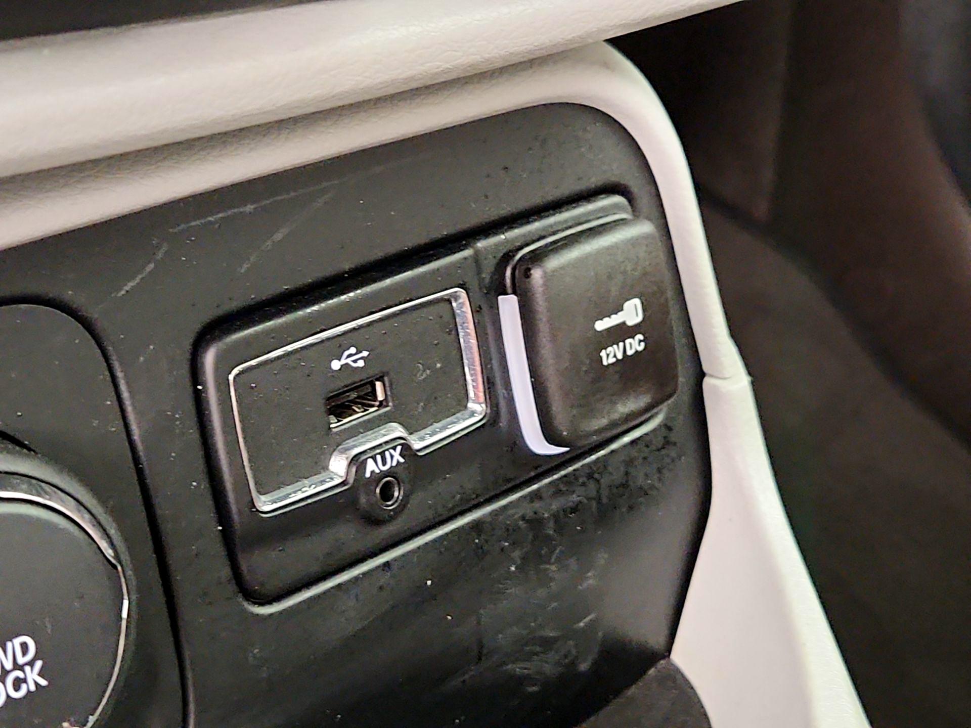 Thumbnail: 2015 Jeep Renegade - 18