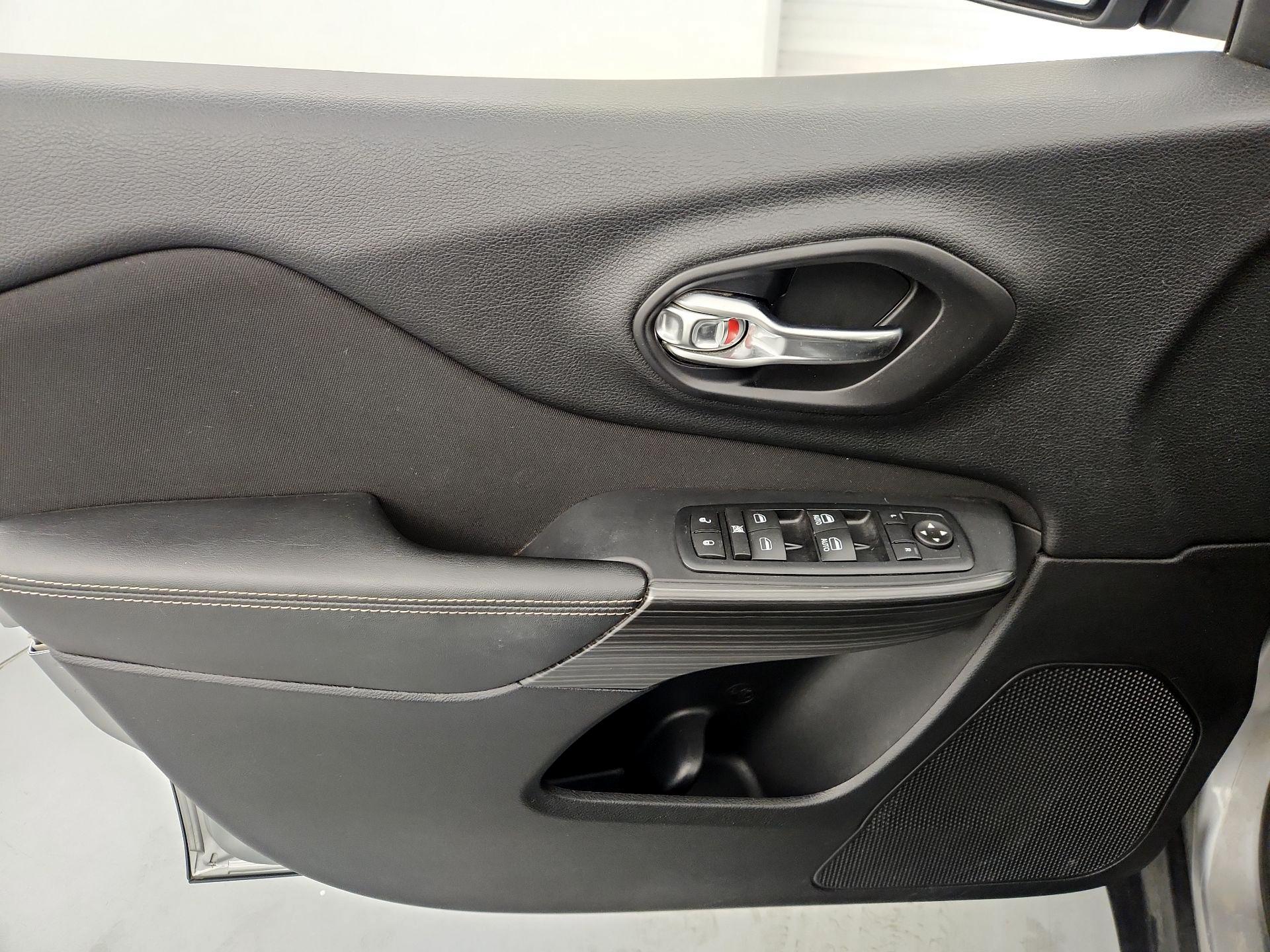 Thumbnail: 2017 Jeep Cherokee - 12