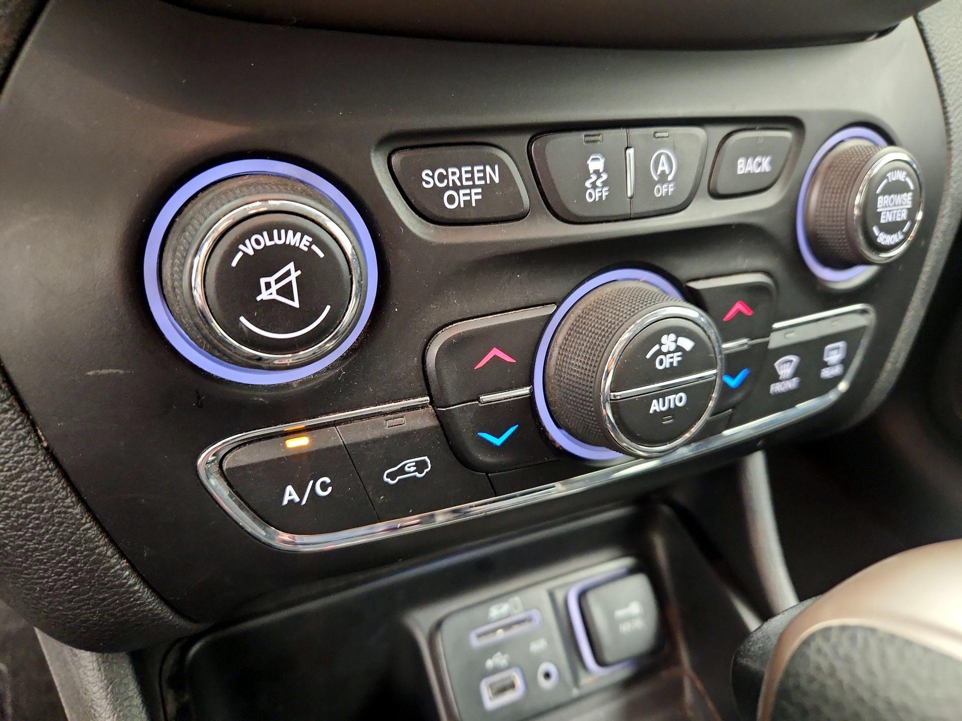 Thumbnail: 2017 Jeep Cherokee - 16