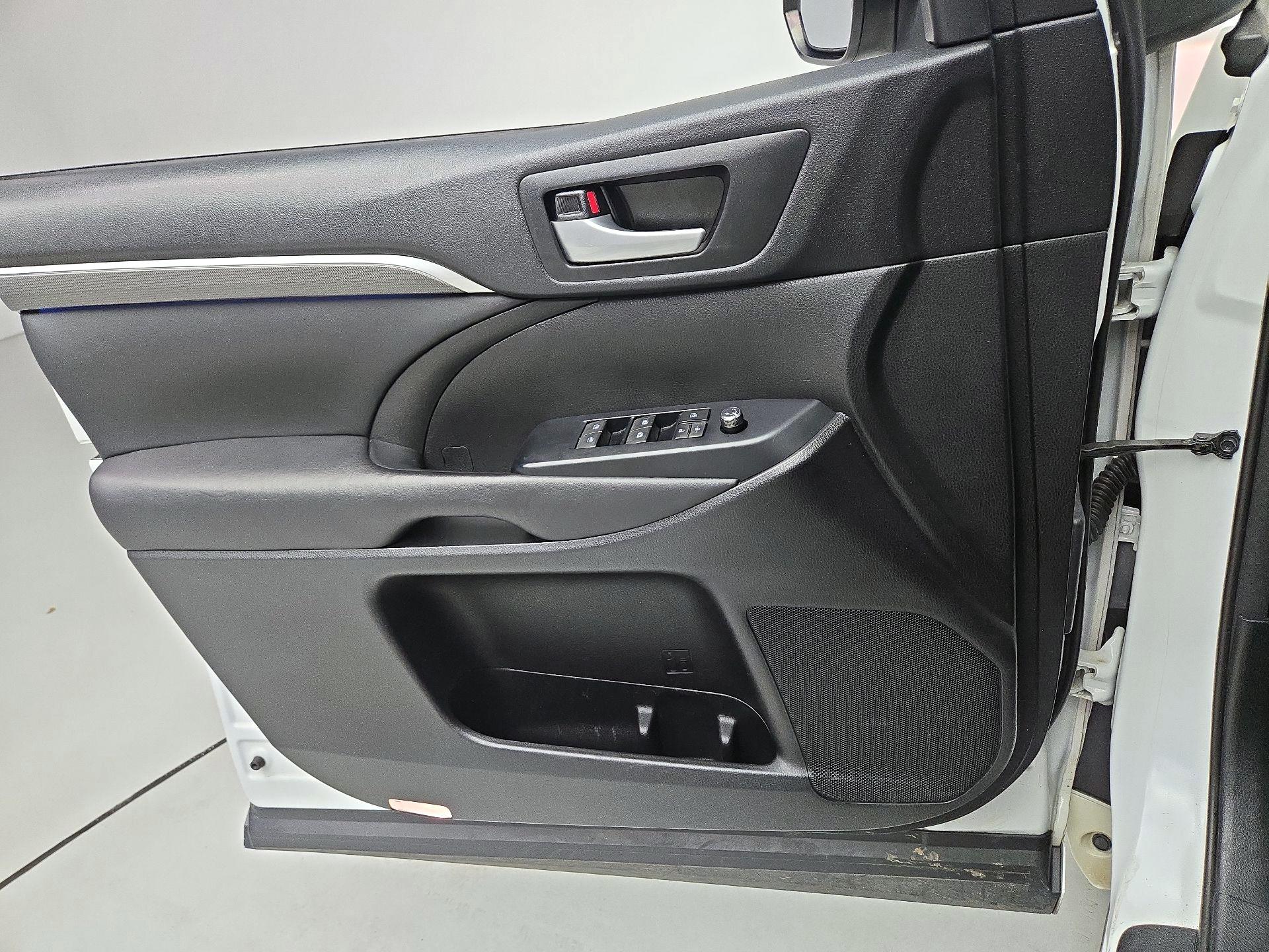 Thumbnail: 2017 Toyota Highlander - 12