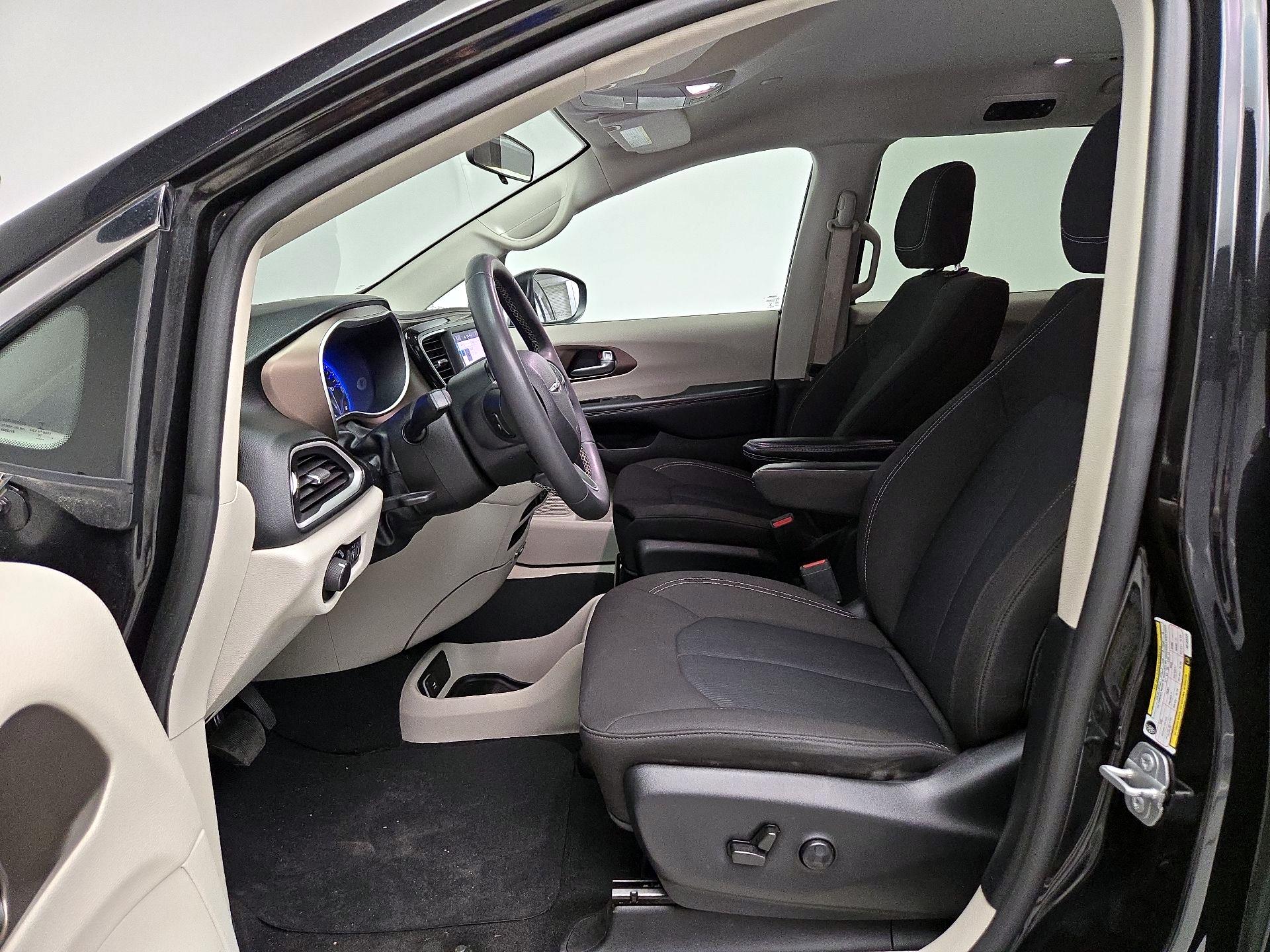 Thumbnail: 2022 Chrysler Voyager - 11