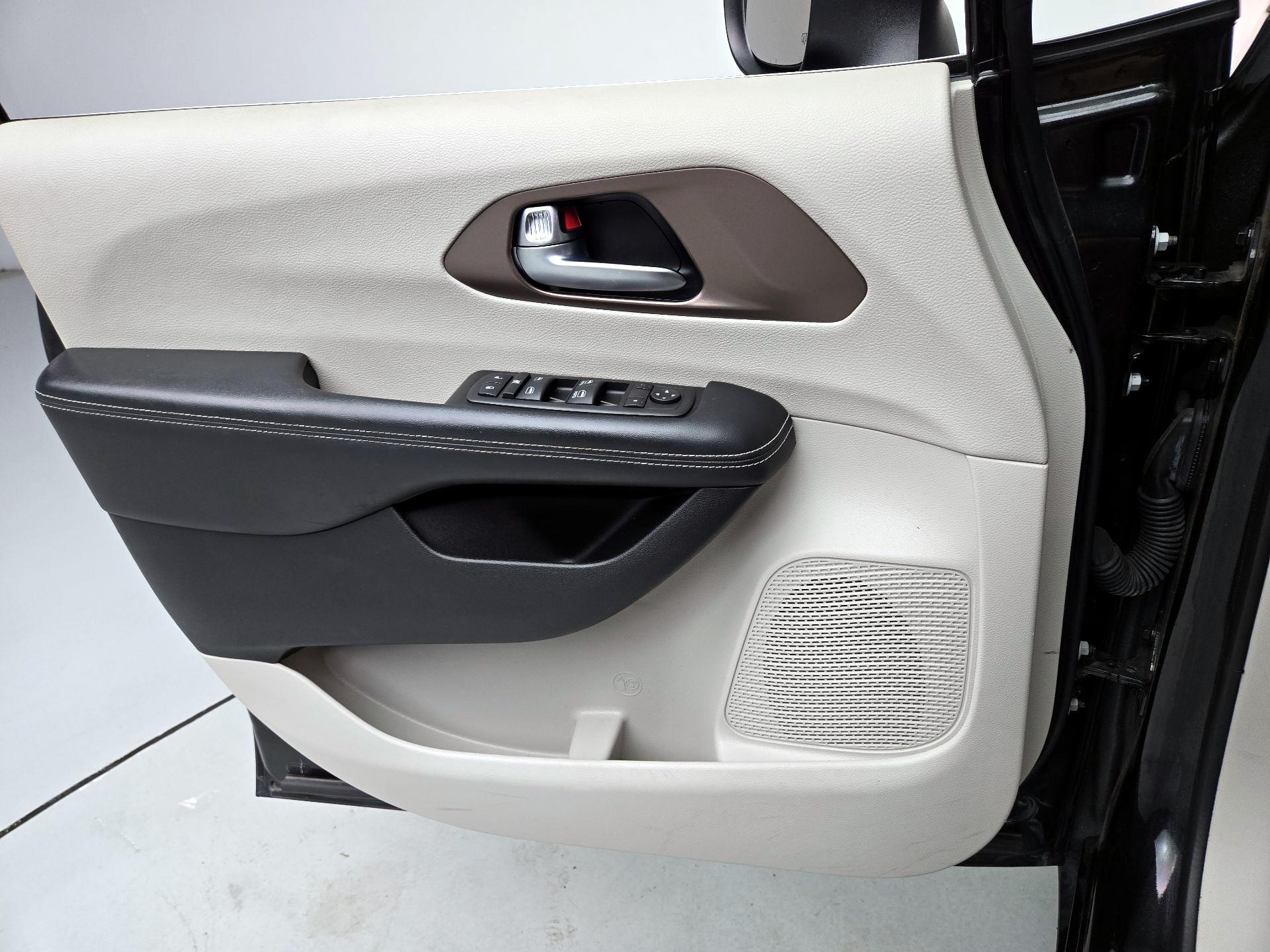 Thumbnail: 2022 Chrysler Voyager - 12