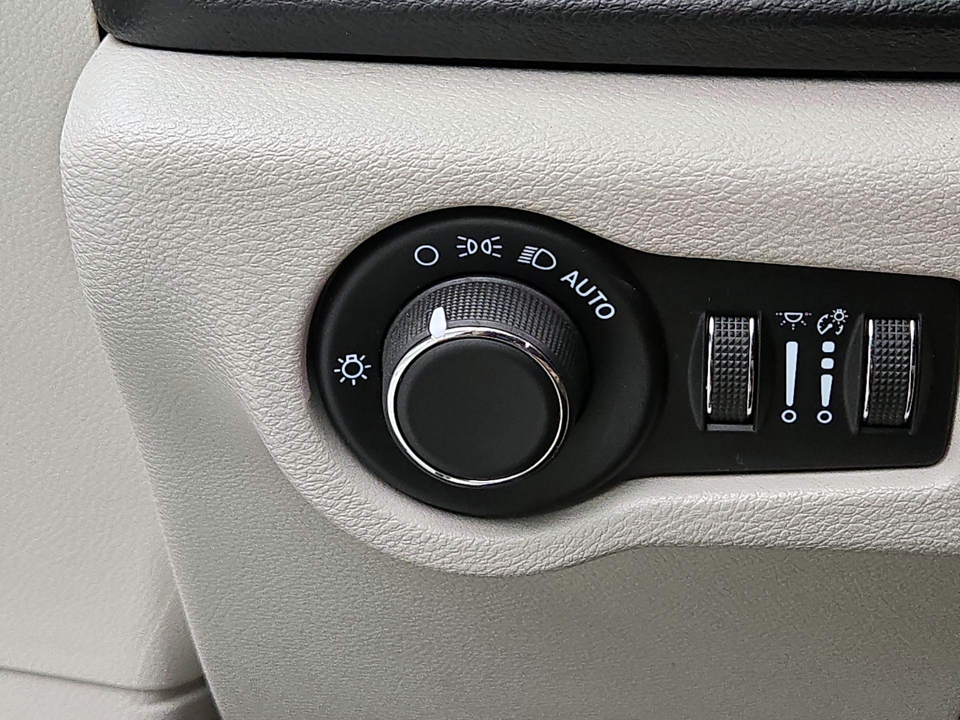 Thumbnail: 2022 Chrysler Voyager - 13