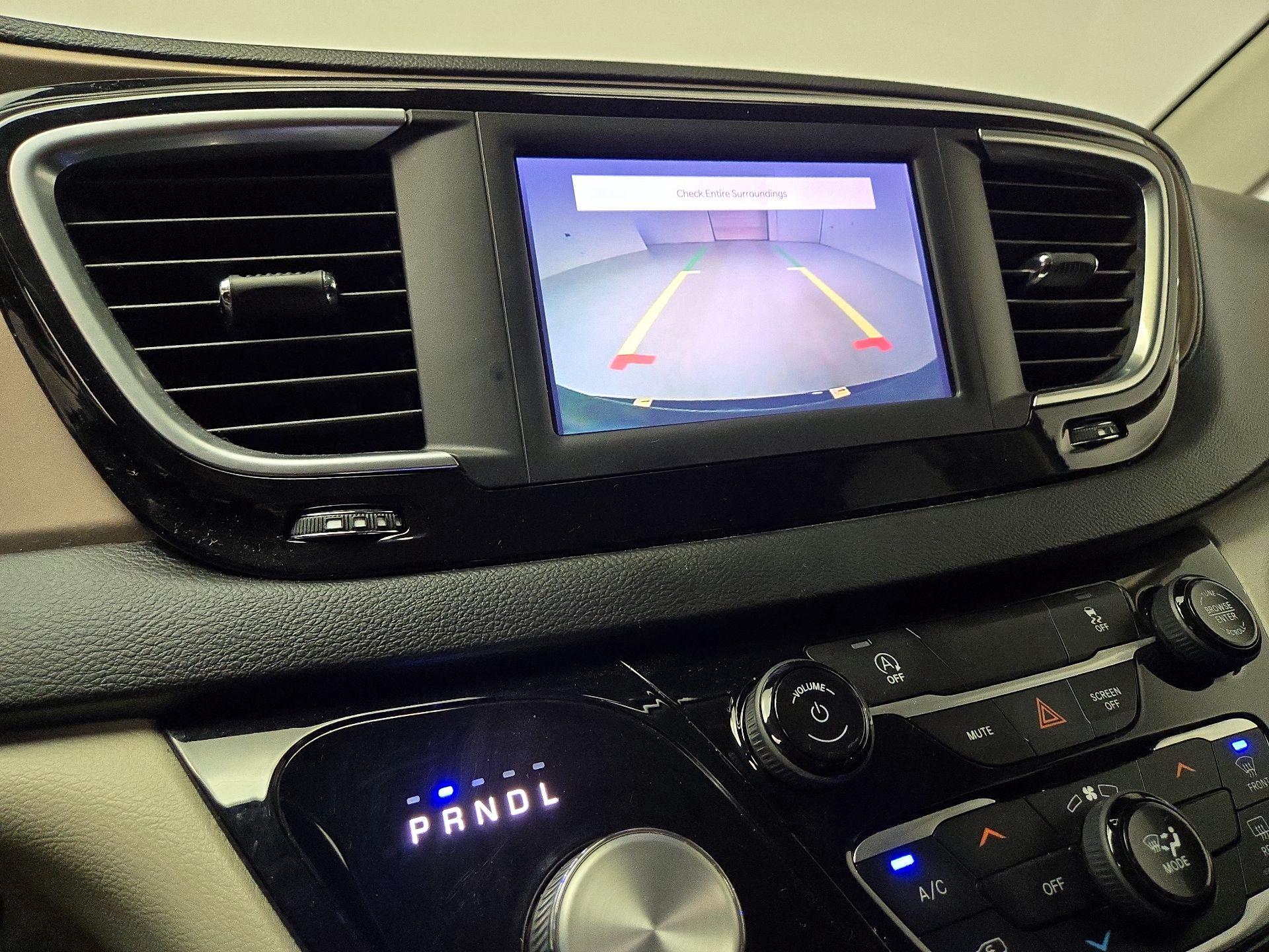 Thumbnail: 2022 Chrysler Voyager - 14