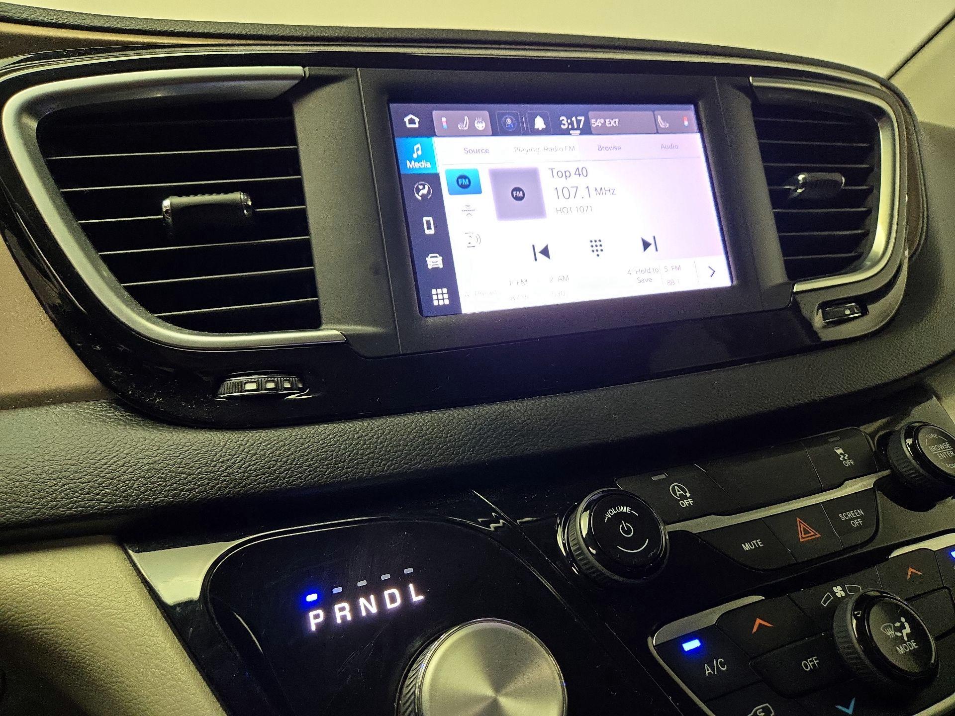 Thumbnail: 2022 Chrysler Voyager - 15