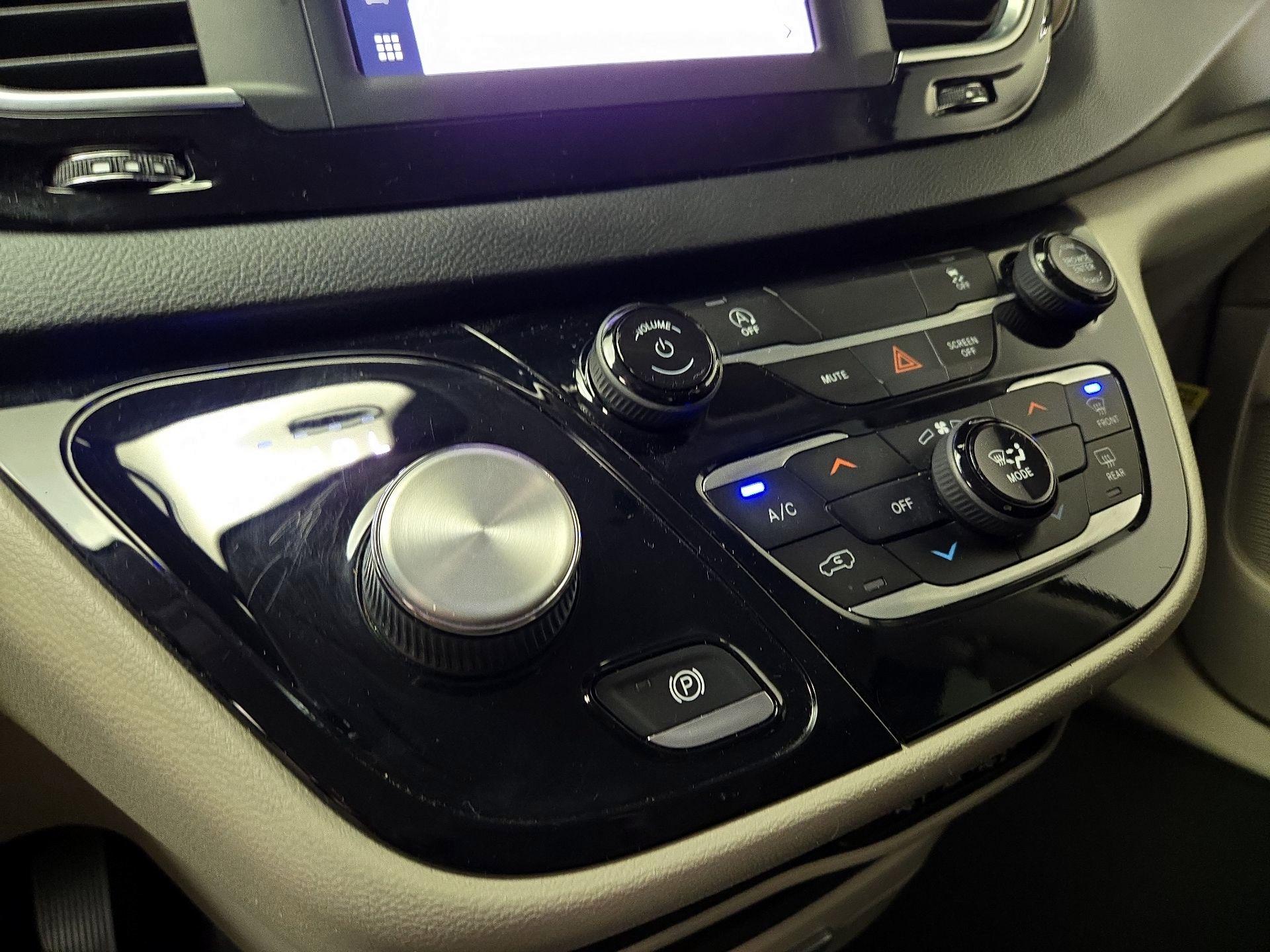 Thumbnail: 2022 Chrysler Voyager - 16