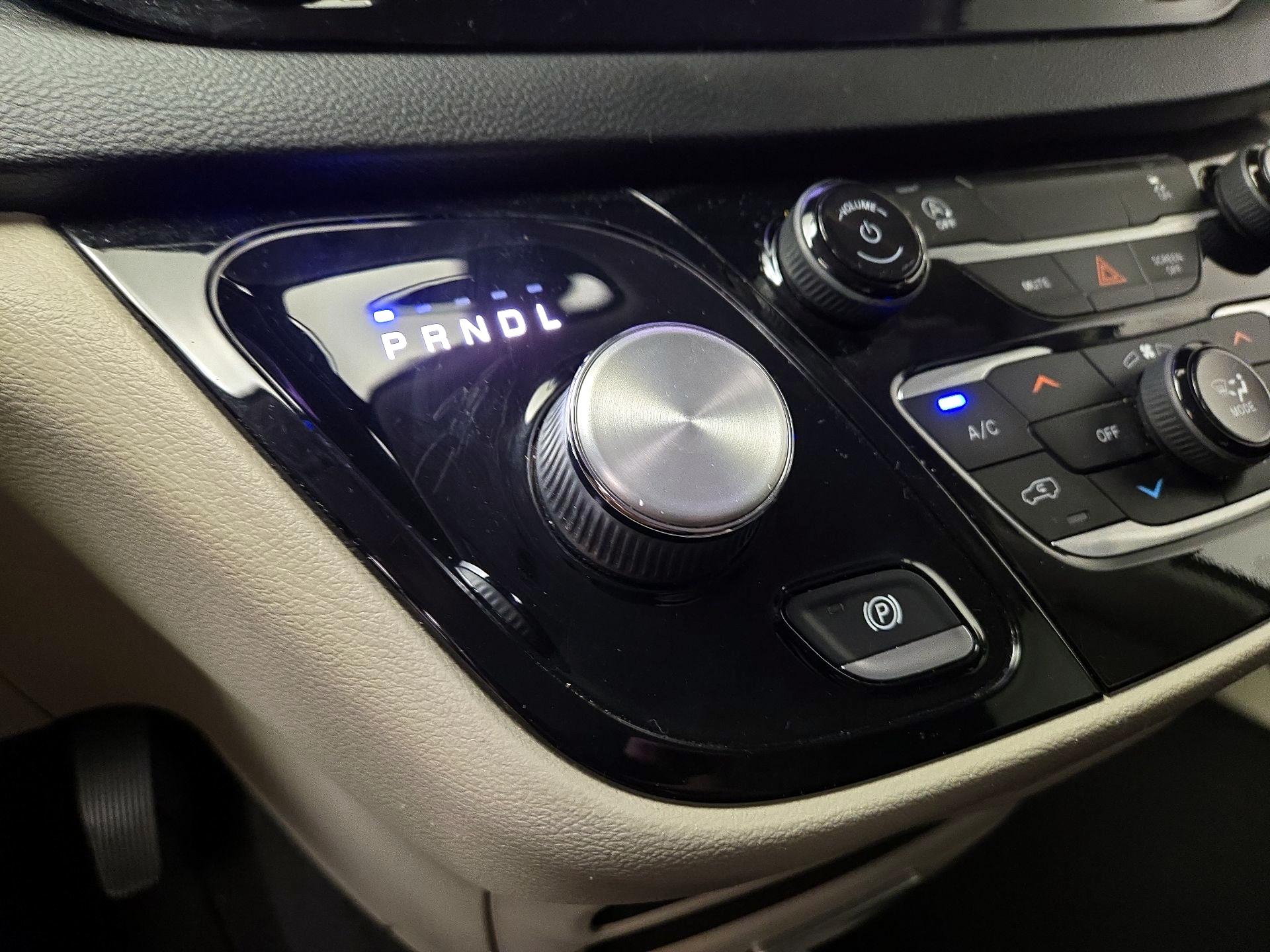 Thumbnail: 2022 Chrysler Voyager - 17