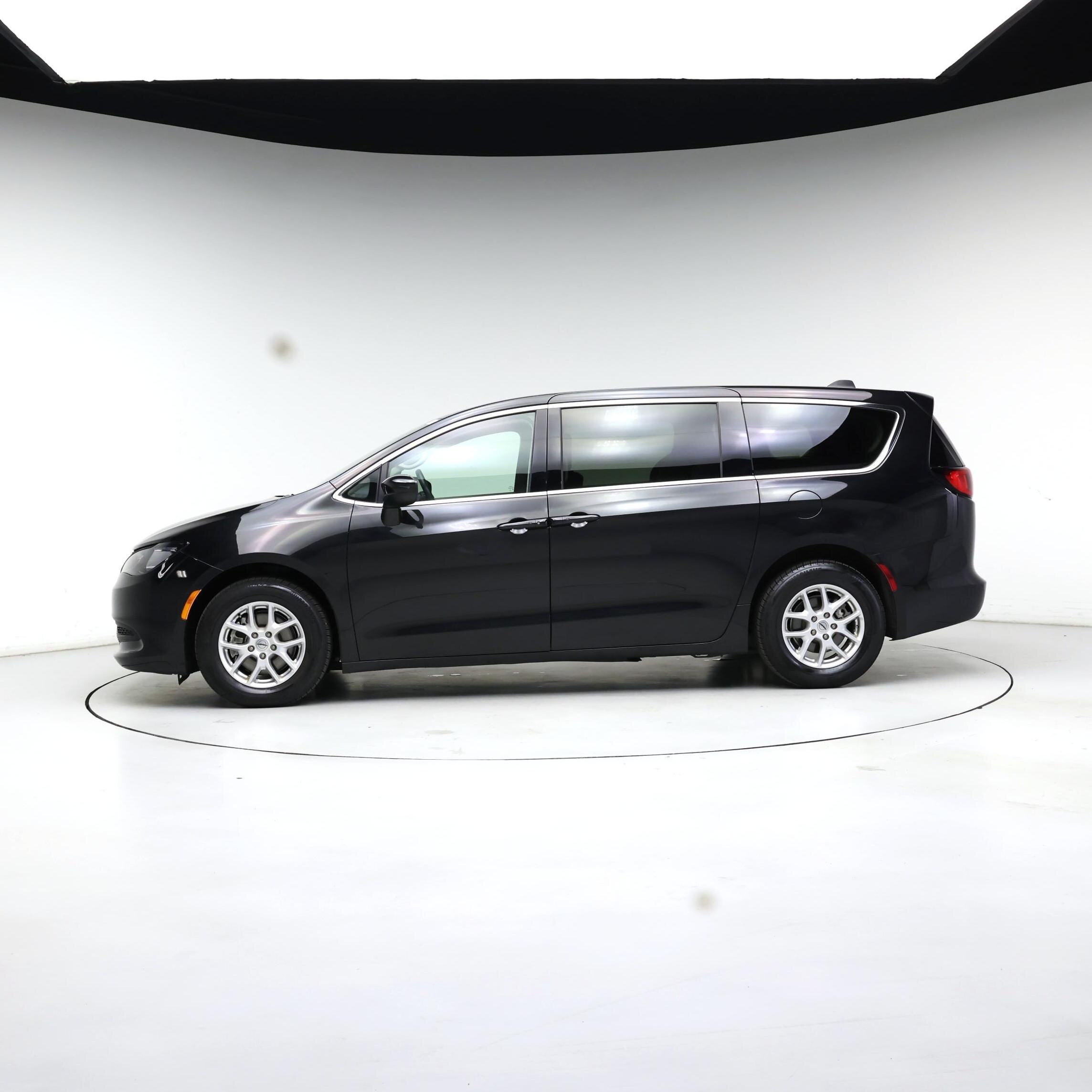 Thumbnail: 2022 Chrysler Voyager - 3